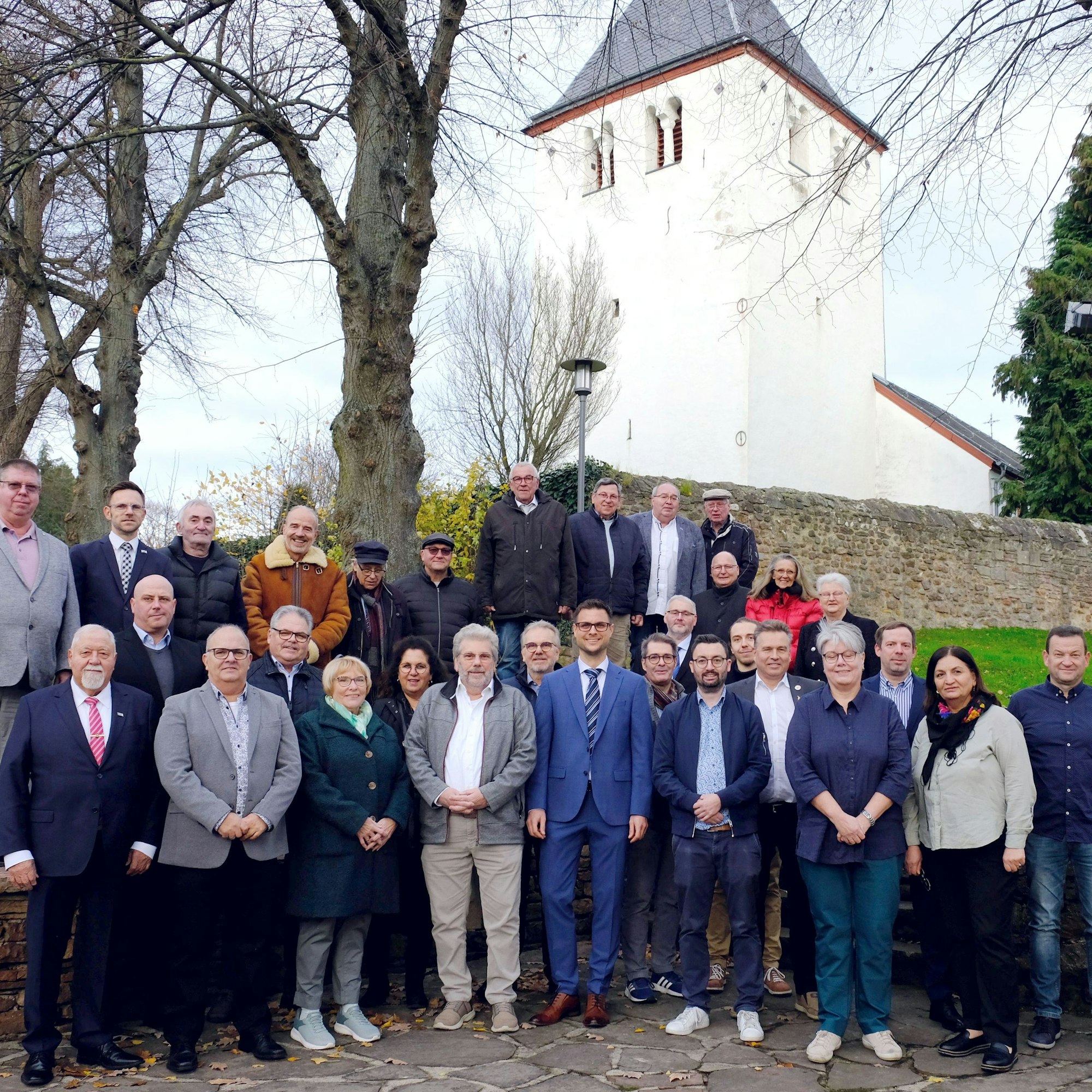 Die Mitglieder des Rates der Stadt Mechernich vor der alten Kirche in Mechernich