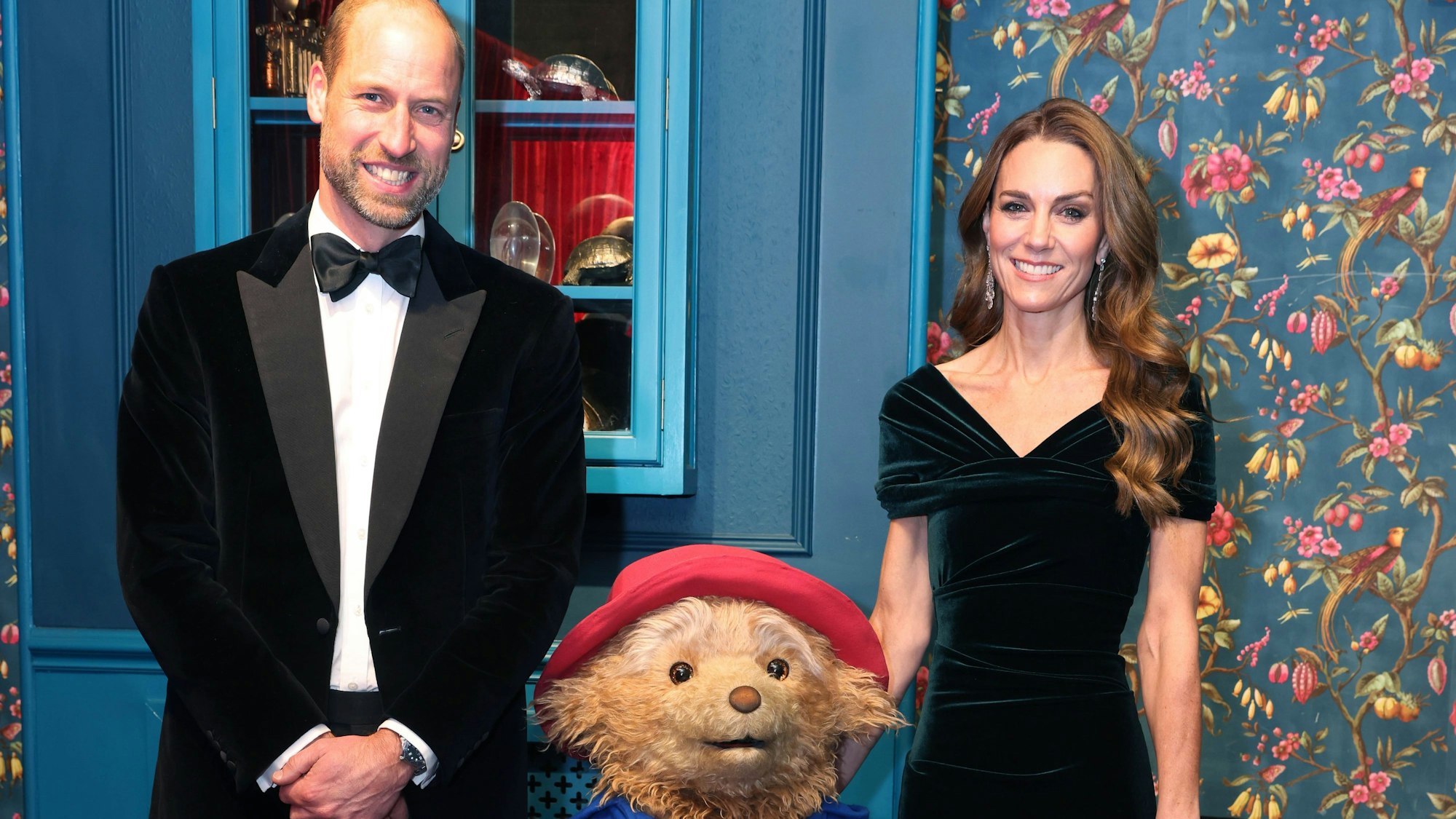 Prinz William und Prinzessin Kate treffen bei der Royal Variety Performance in London auf Paddington Bär.