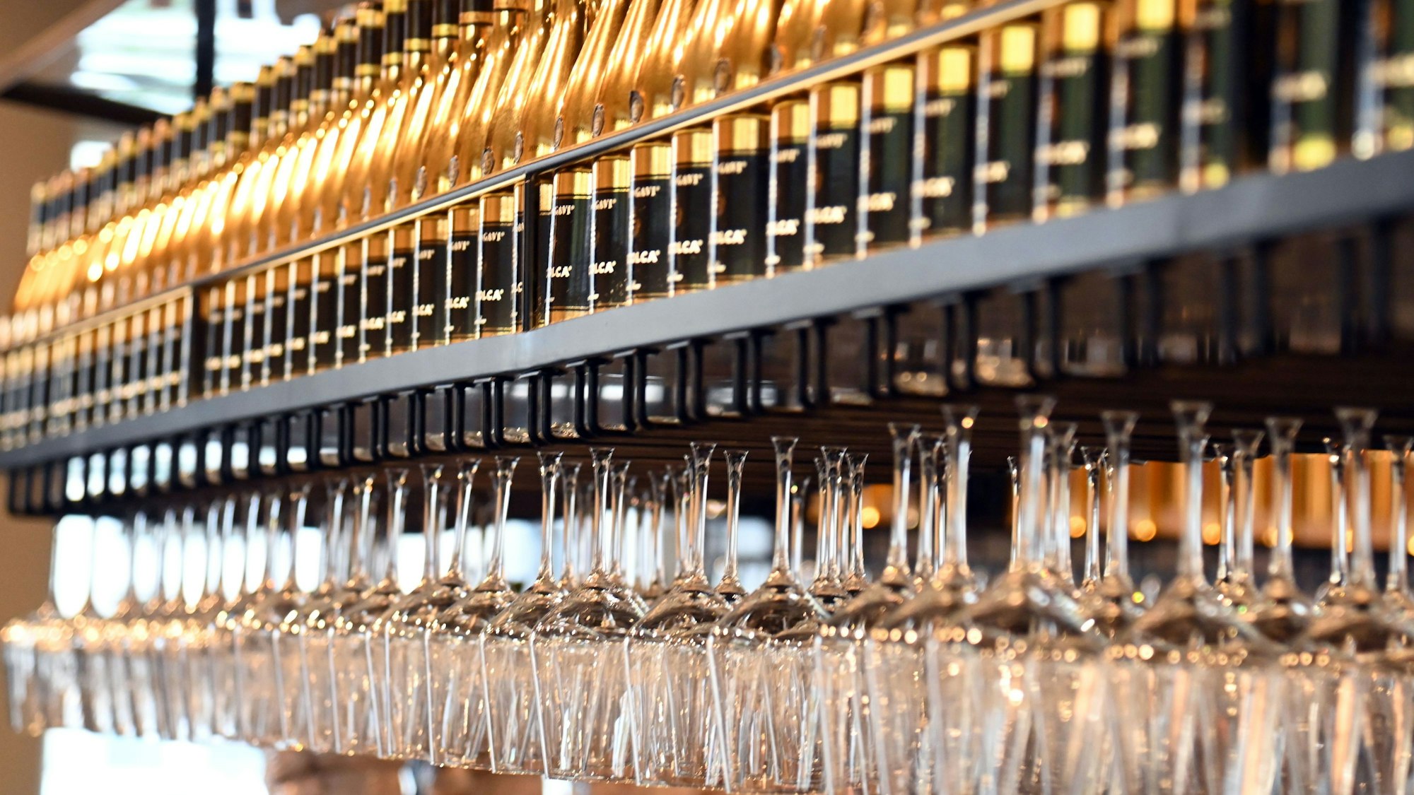 Weinflaschen und -gläser sind in einer Nahaufnahme zu sehen.