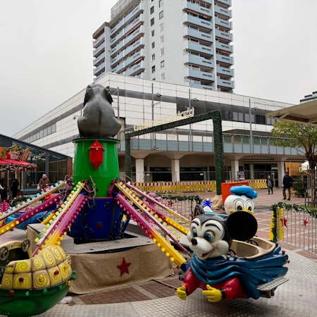 Die Karussells am früheren Kaufhof gehören seit Jahren zum Christkindchenmarkt.