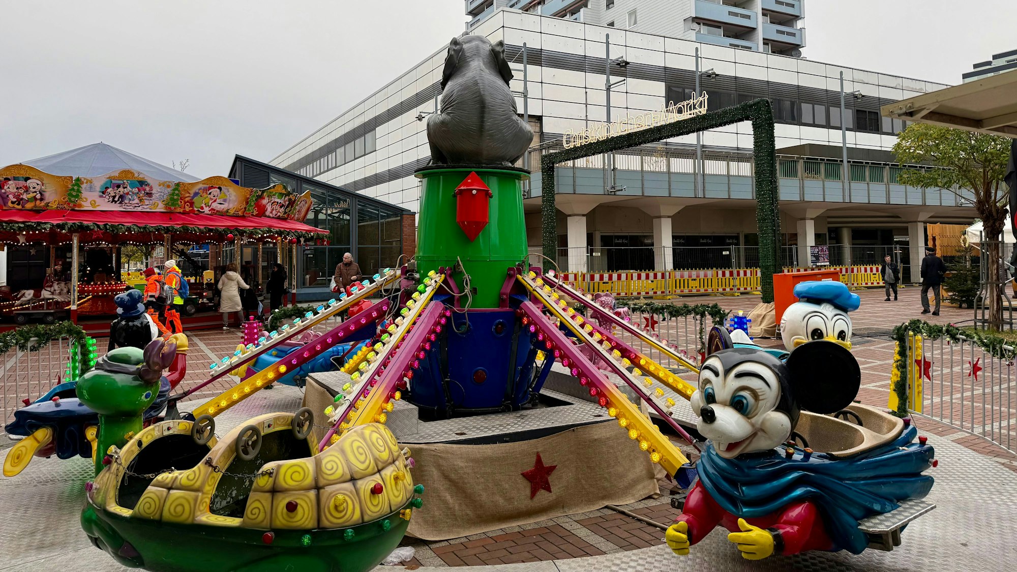 Die Karussells am früheren Kaufhof gehören seit Jahren zum Christkindchenmarkt.