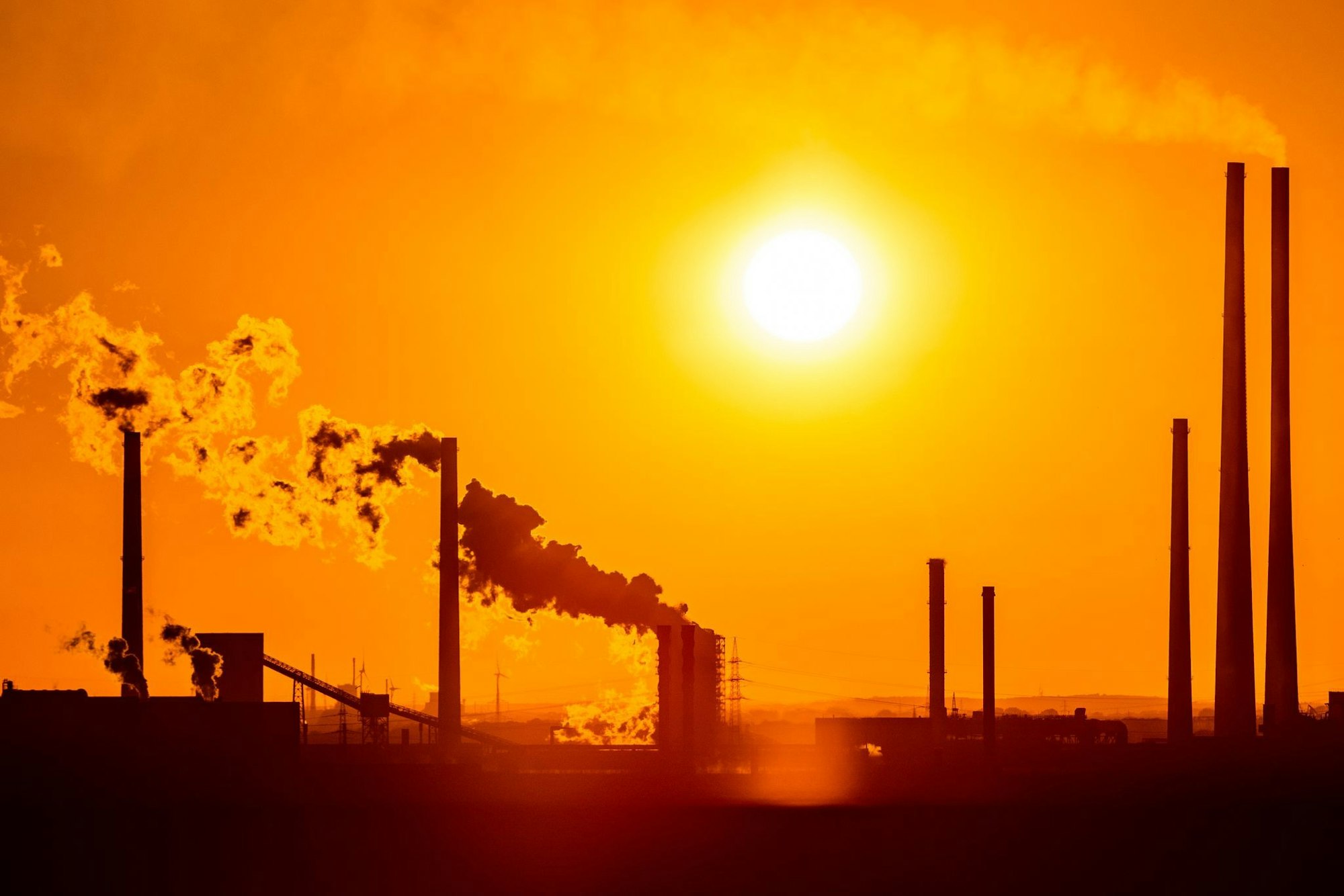 Die Industrie steckt in der Krise - auch im Maschinenbau und der Chemie entfallen Jobs. (Archivbild)