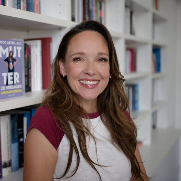 Comedian und Autorin Carolin Kebekus steht an einem Bücherregal.