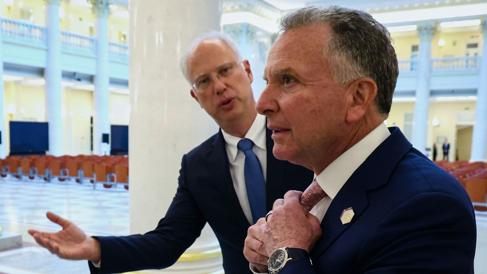 Kreml-Unterhändler Kirill Dmitrijew (l.) und der US-Sondergesandte Steve Witkoff sollen den US-„Friedensplan“ federführend ausgearbeitet haben. (Archivbild)