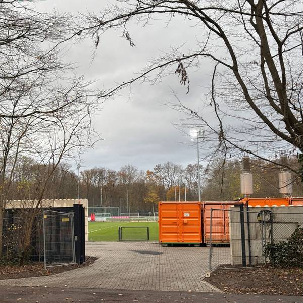 Auf dem Gelände des 1. FC Köln an der Berrenrather Straße wurden jüngst Mauern aus dicken Betonblöcken errichtet.