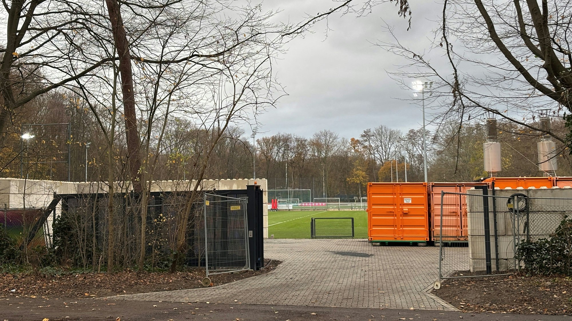 Auf dem Gelände des 1. FC Köln an der Berrenrather Straße wurden jüngst Mauern aus dicken Betonblöcken errichtet.