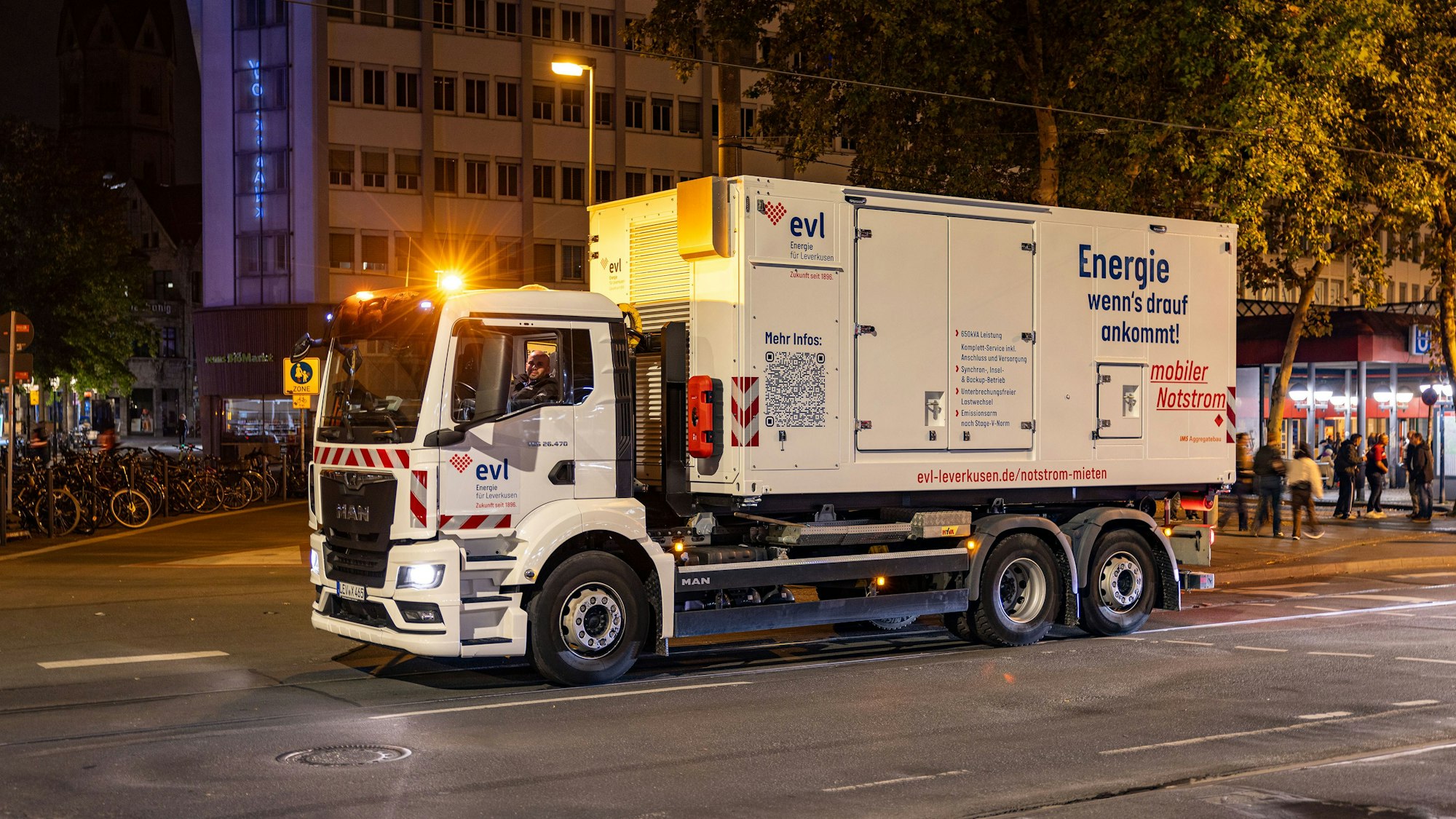 Notstrom-Aggregat der EVL im nächtlichen Einsatz bei der Deutschen Bahn am Hauptbahnhof Bonn.