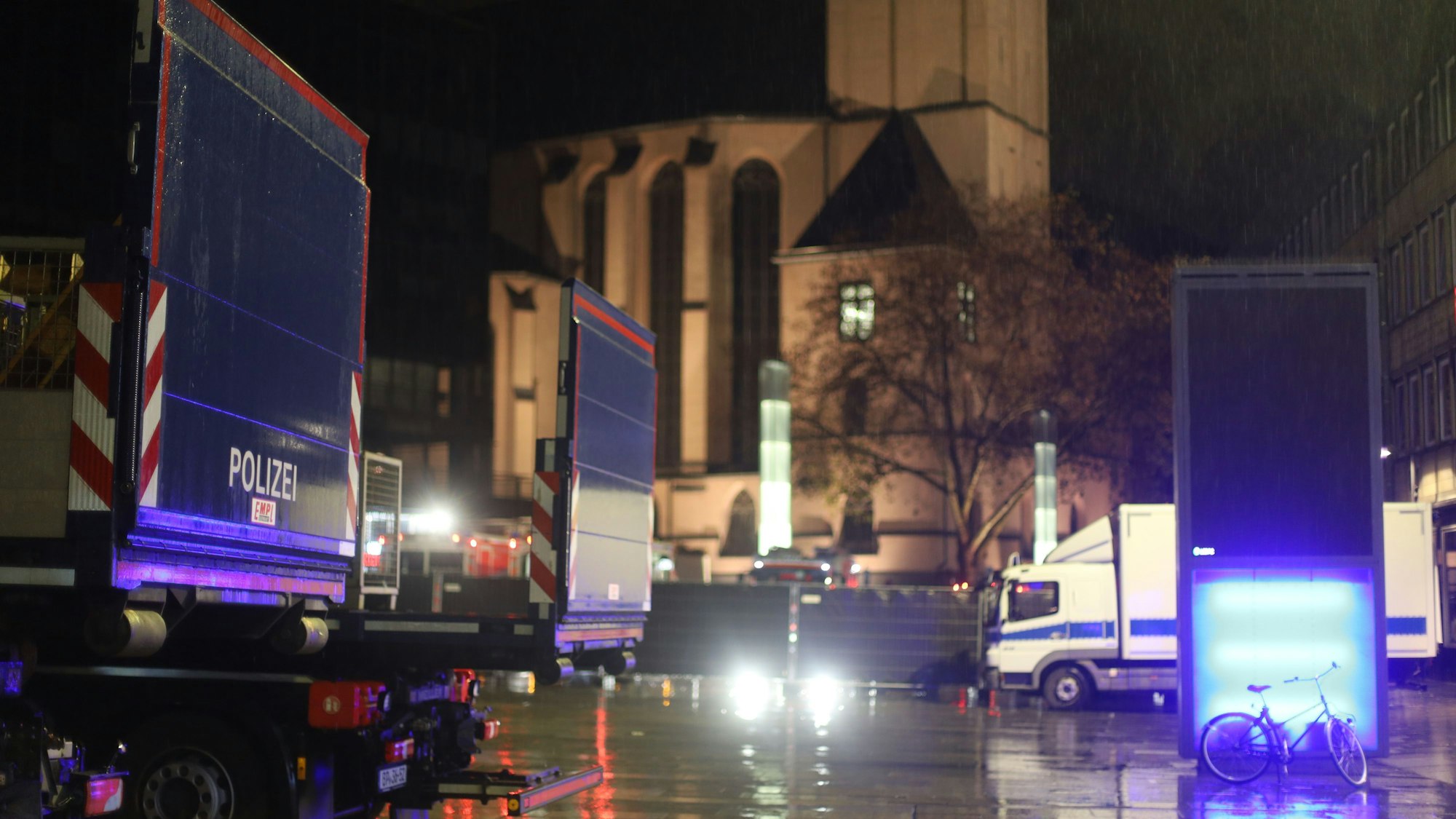 Einsatzfahrzeuge der Polizei stehen in der Nähe des Hauptbahnhofs.