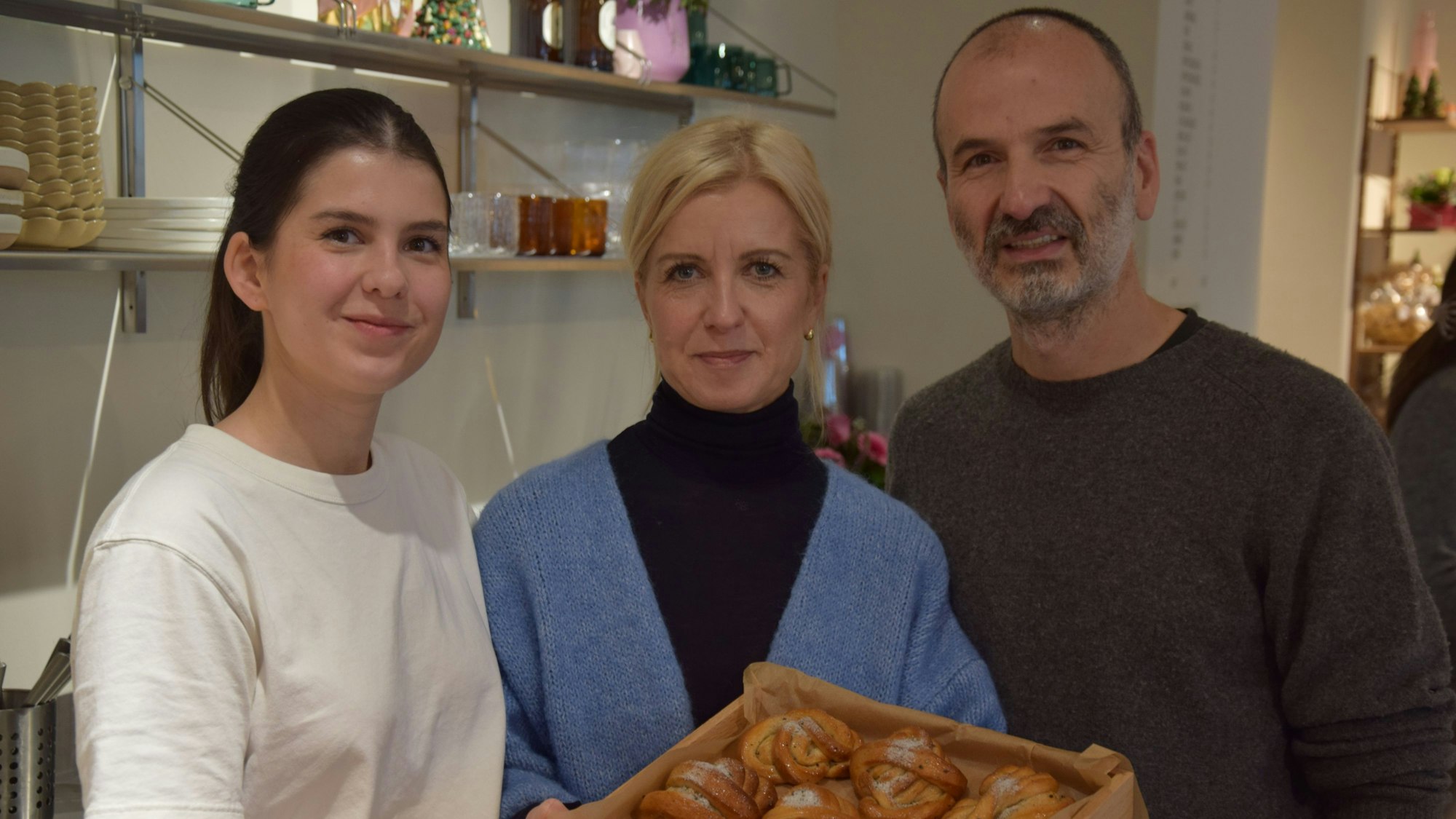 Tochter, Mutter und Vater stehen im neuen Café „Zimt & Zucker“ in Dellbrück.