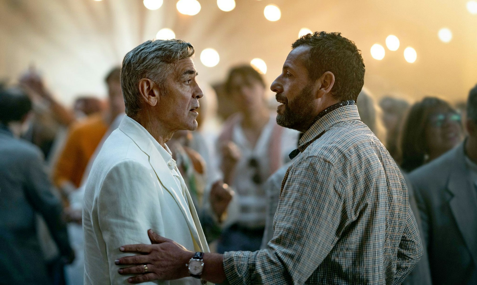 George Clooney spielt den alternden Filmstar Jay Kelly, Adam Sandler seinen leidgeplagten Manager Ron Sukenick.
