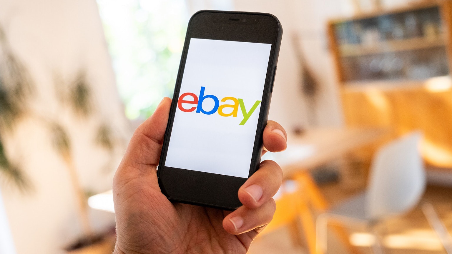 Das Bild zeigt das Logo des Online-Auktionshauses ebay auf einem Handybildschirm eingeblendet. Foto:Zacharie Scheurer/dpa-tmn