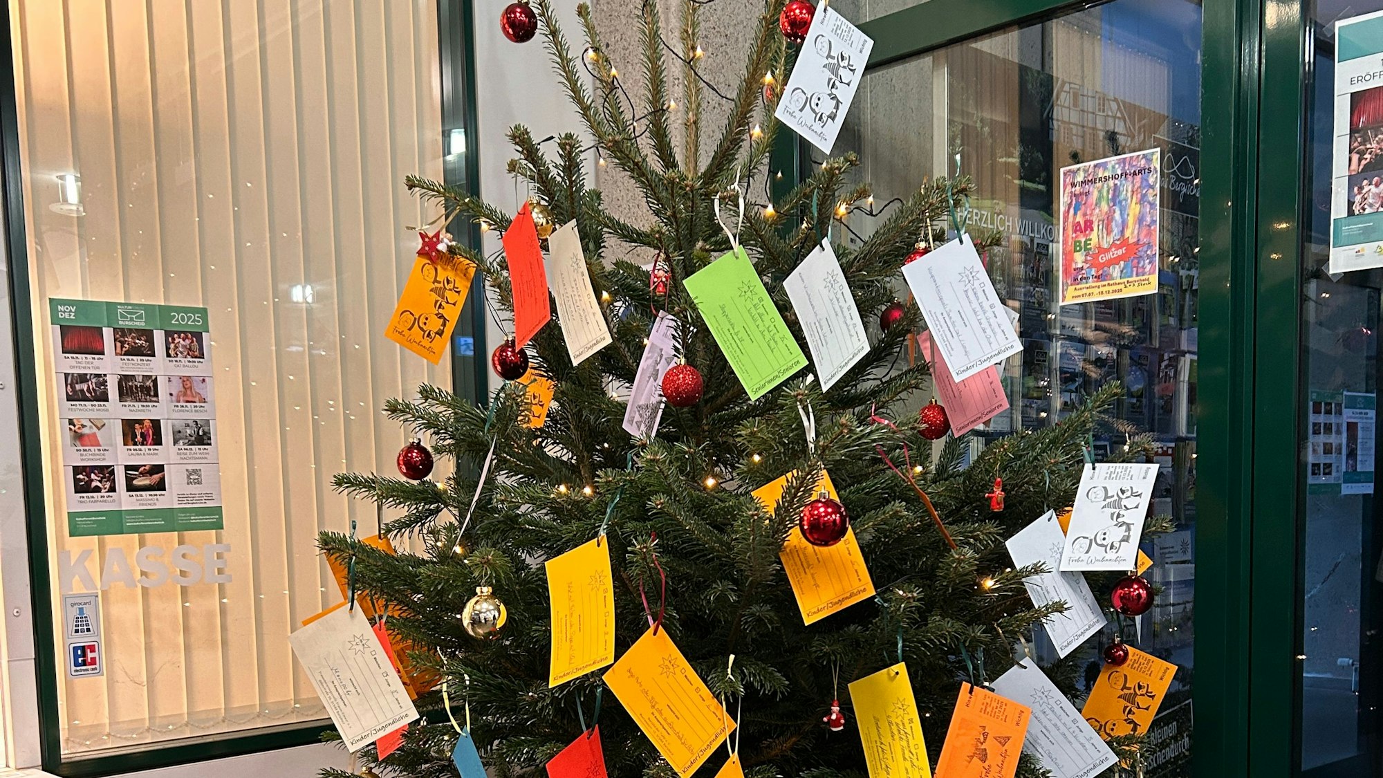 Weihnachtswunschbaum im Burscheider Rathaus