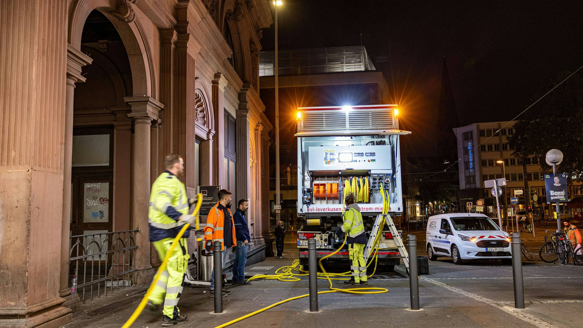Notstrom-Aggregat der EVL im nächtlichen Einsatz bei der Deutschen Bahn am Hauptbahnhof Bonn.