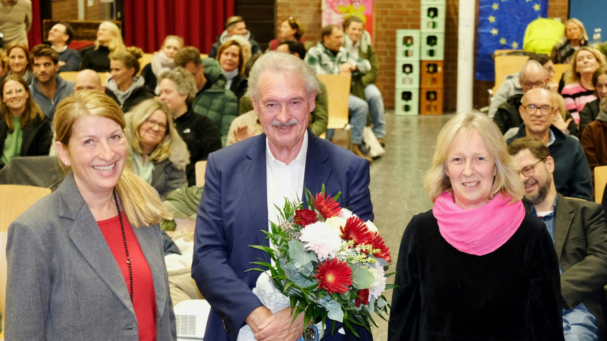 Schulleiterin Alexandra Langner, Jean Asselborn und Frauke Wittmütz in der Aula des Berufskollegs an der Lindentstraße.