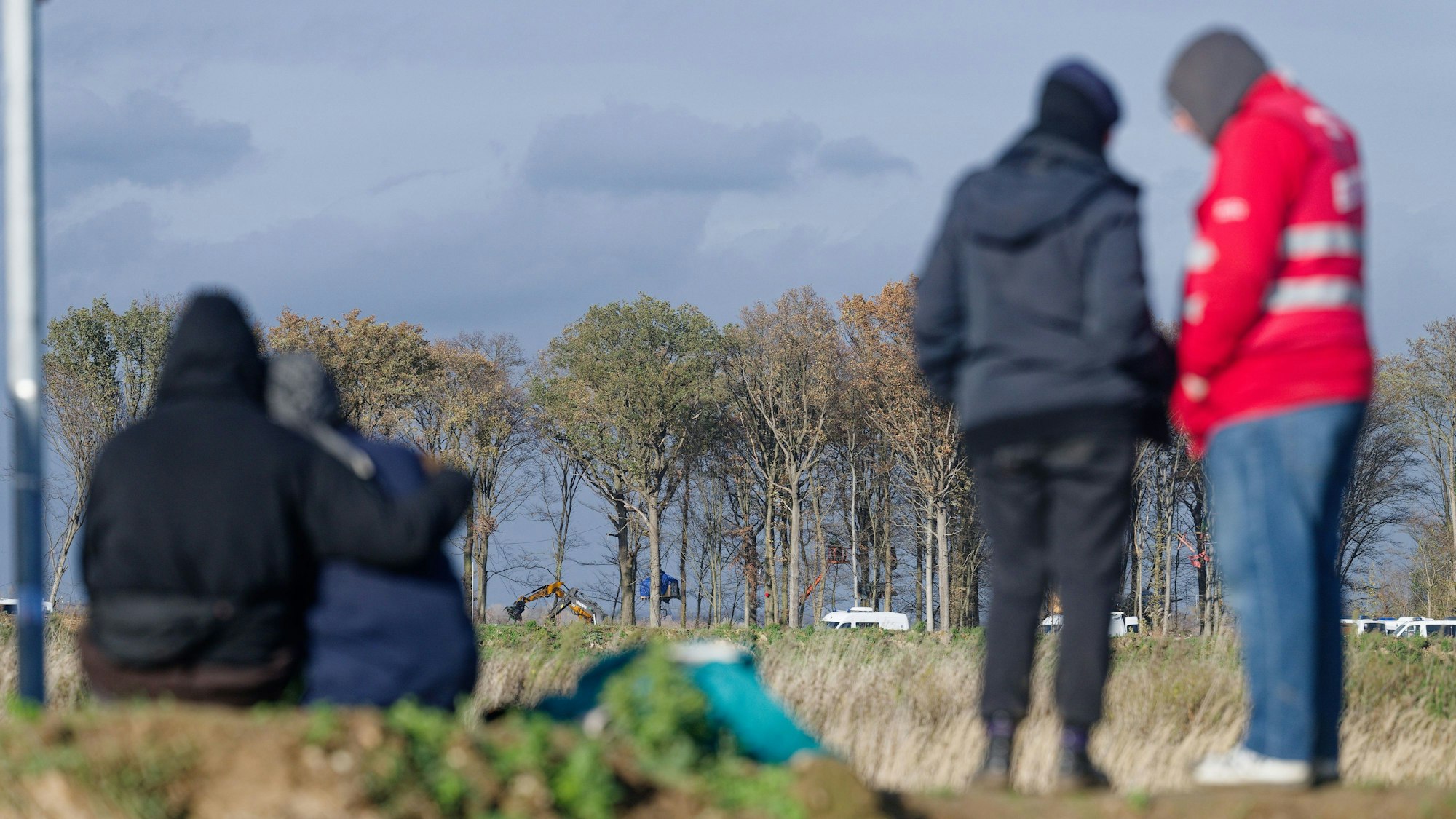 Teilnehmer einer Mahnwache verfolgten die Räumung des Sündenwäldchens am Hambacher Forst aus einiger Entfernung.