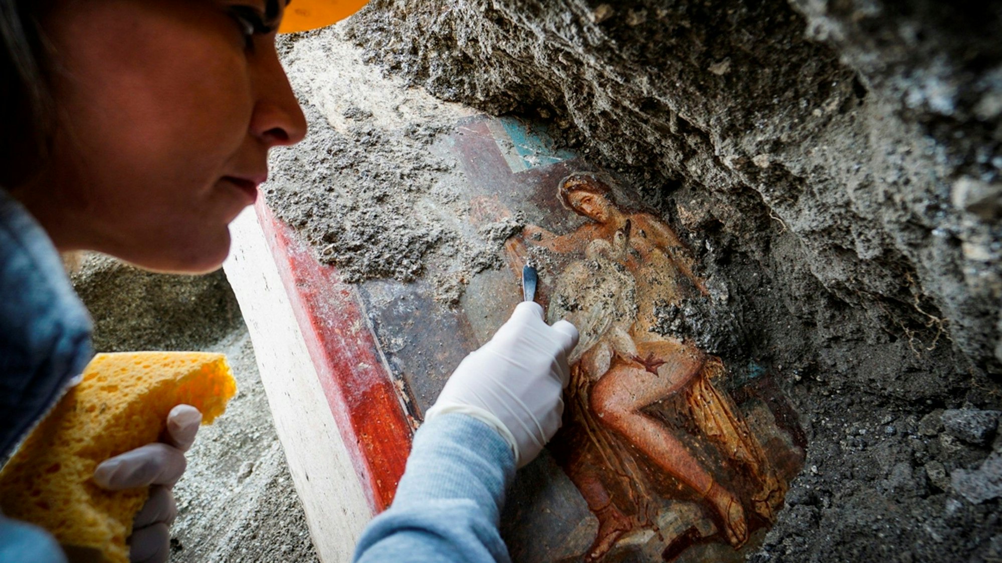 Ein Archäologe säubert das Fresko "Leda e il cigno" (Leda und der Schwan), das in der archäologischen Zone in Pompeji entdeckt wurde