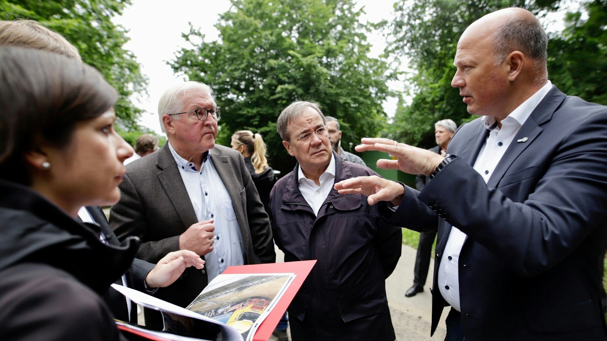 Das war 2021: Bundespräsident Frank-Walter Steinmeier (2.v.l.) und Ministerpräsident Armin Laschet (3.v.l., CDU) sprechen mit Landrat Frank Rock (r) in Erftstadt (Nordrhein-Westfalen). Steinmeier und Laschet machten sich vor Ort ein Bild der Schäden durch das Hochwasser.