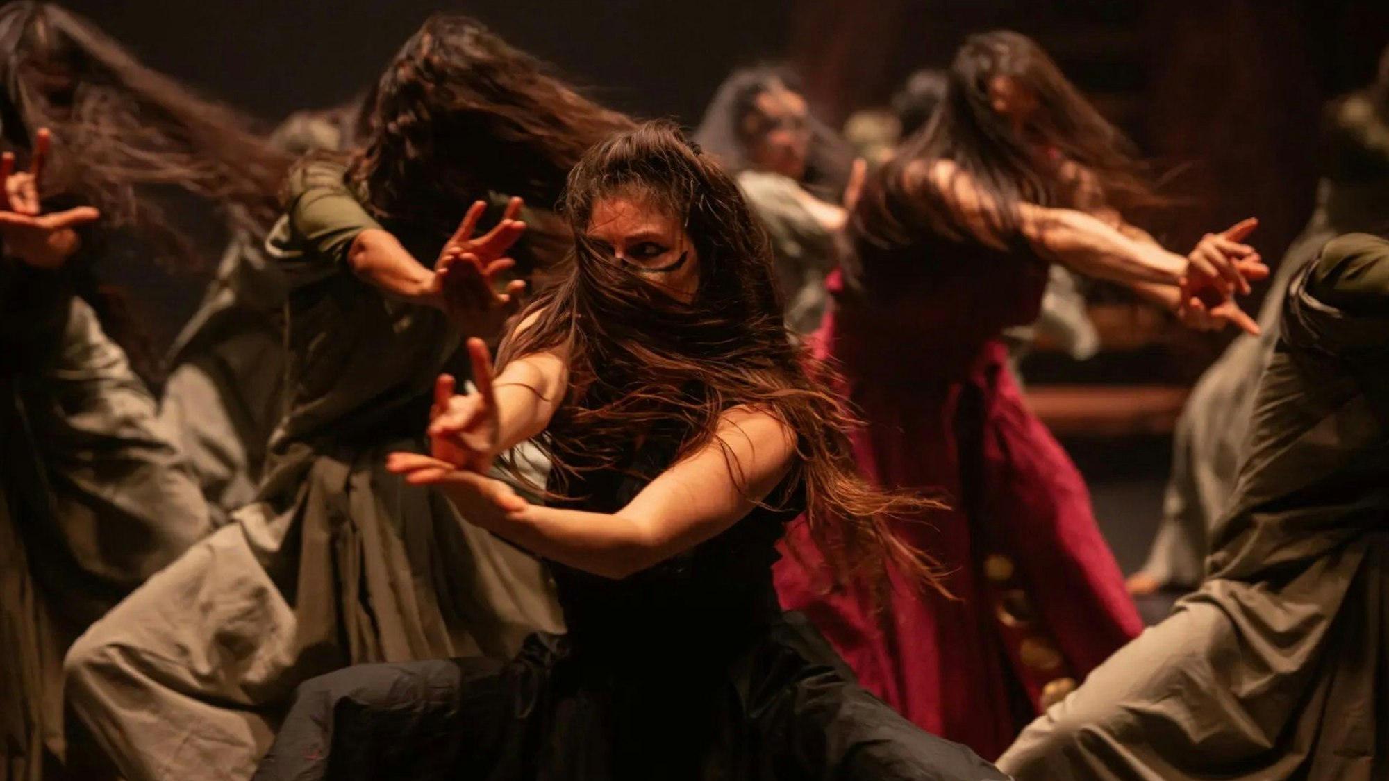 Tänzerinnen in langen Gewändern schwingen ihre langen Haare