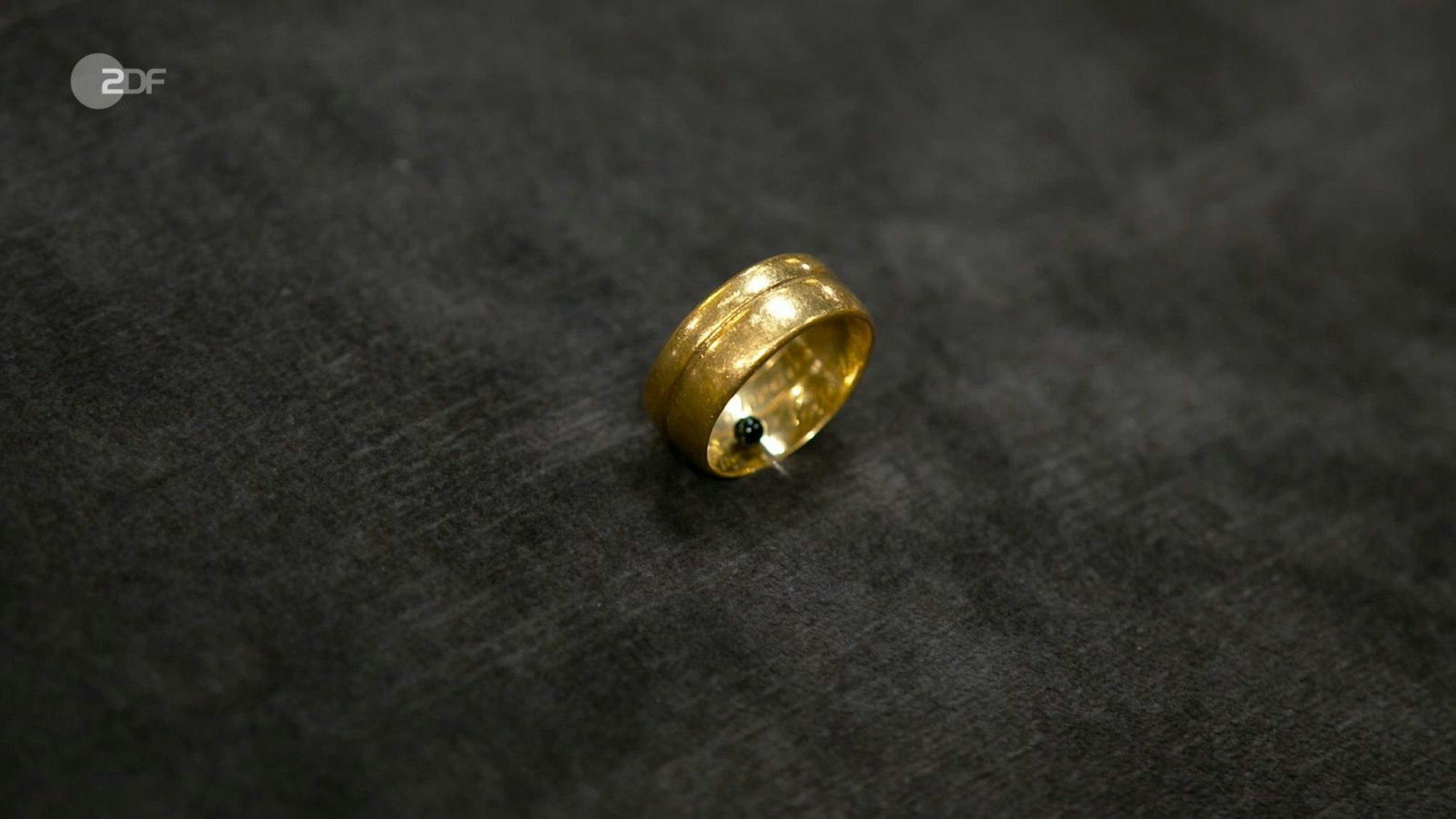 Ein „klassischen Witwenring“, ein Doppelring aus 900er Gold, sollte 2.000 Euro bringen, fanden die Verkäufer. Der Experte bremste auf maximal 1.100. Wolfgang Pauritsch bezahlte 870 Euro. (Bild: ZDF)