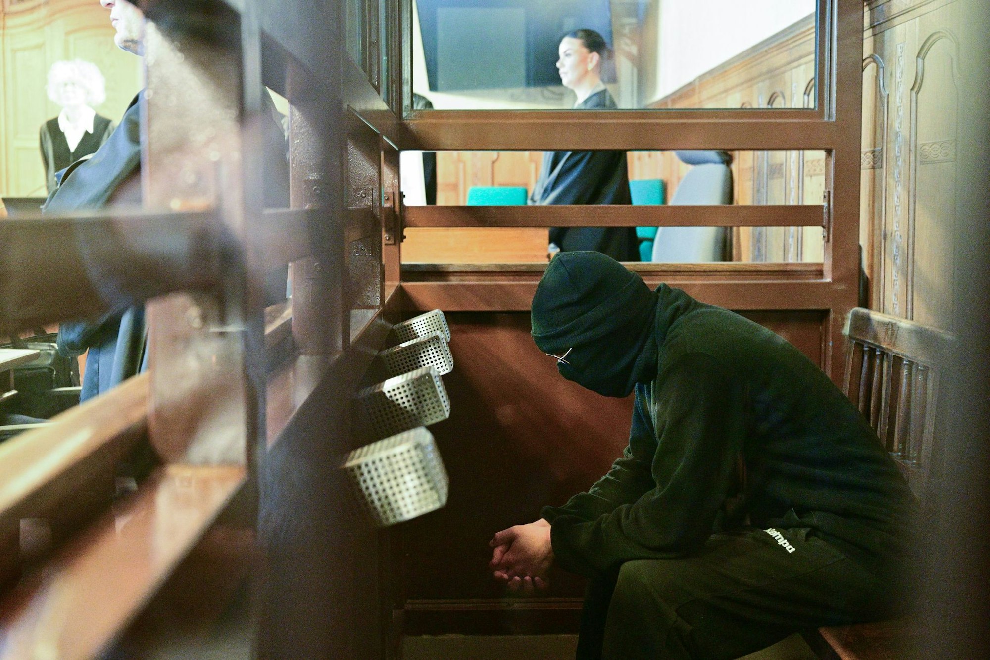 Der 19-Jährige ist unter anderem wegen versuchten Mordes angeklagt.