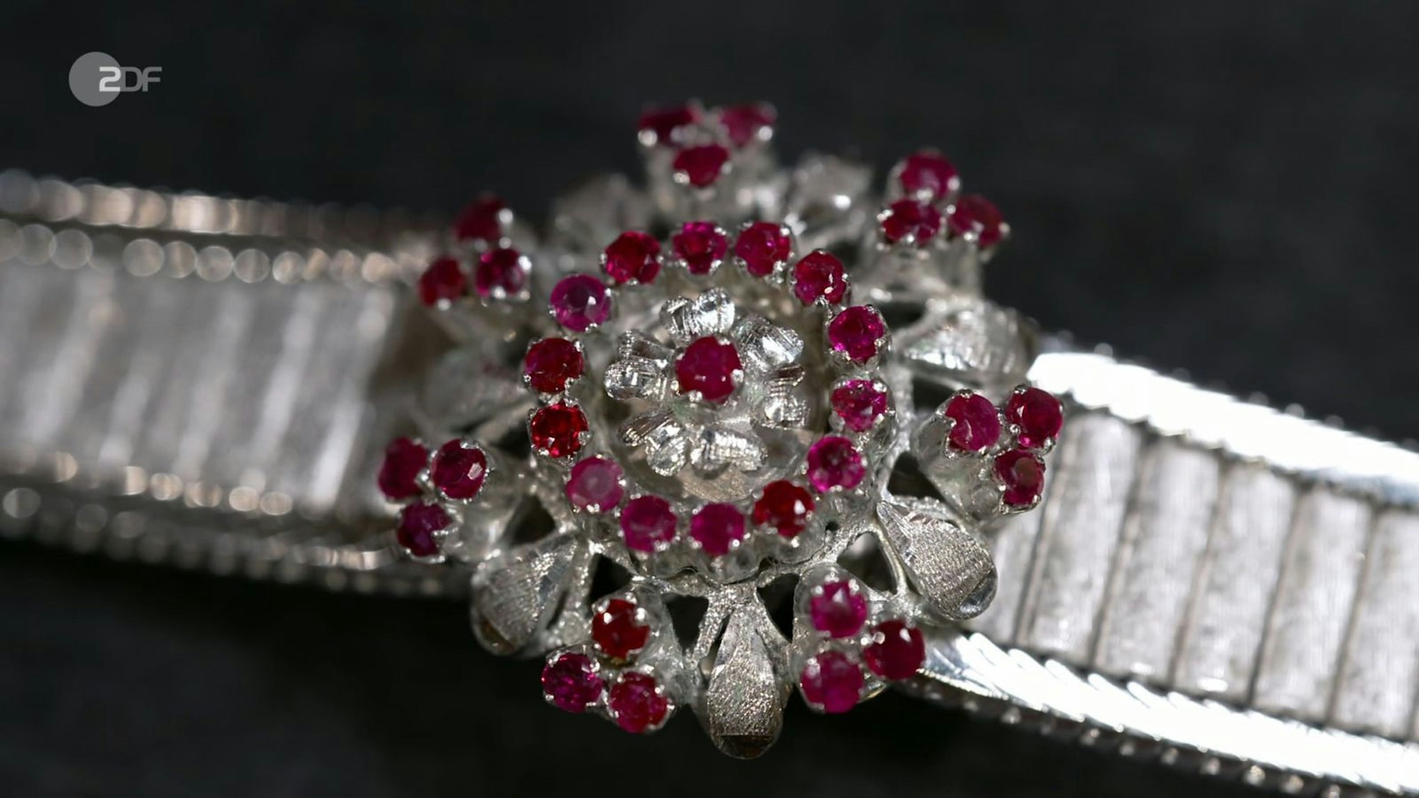 Ein Mutter-Sohn-Gespann wollte ein Weißgold-Armband mit Rubinen für um die 2.000 Euro veräußern. Patrick Lessmann ging auf bis zu 3.000 Euro. Lisa Nüdling lag mit 2.800 Euro nur knapp unter dem Schätzpreis. (Bild: ZDF)