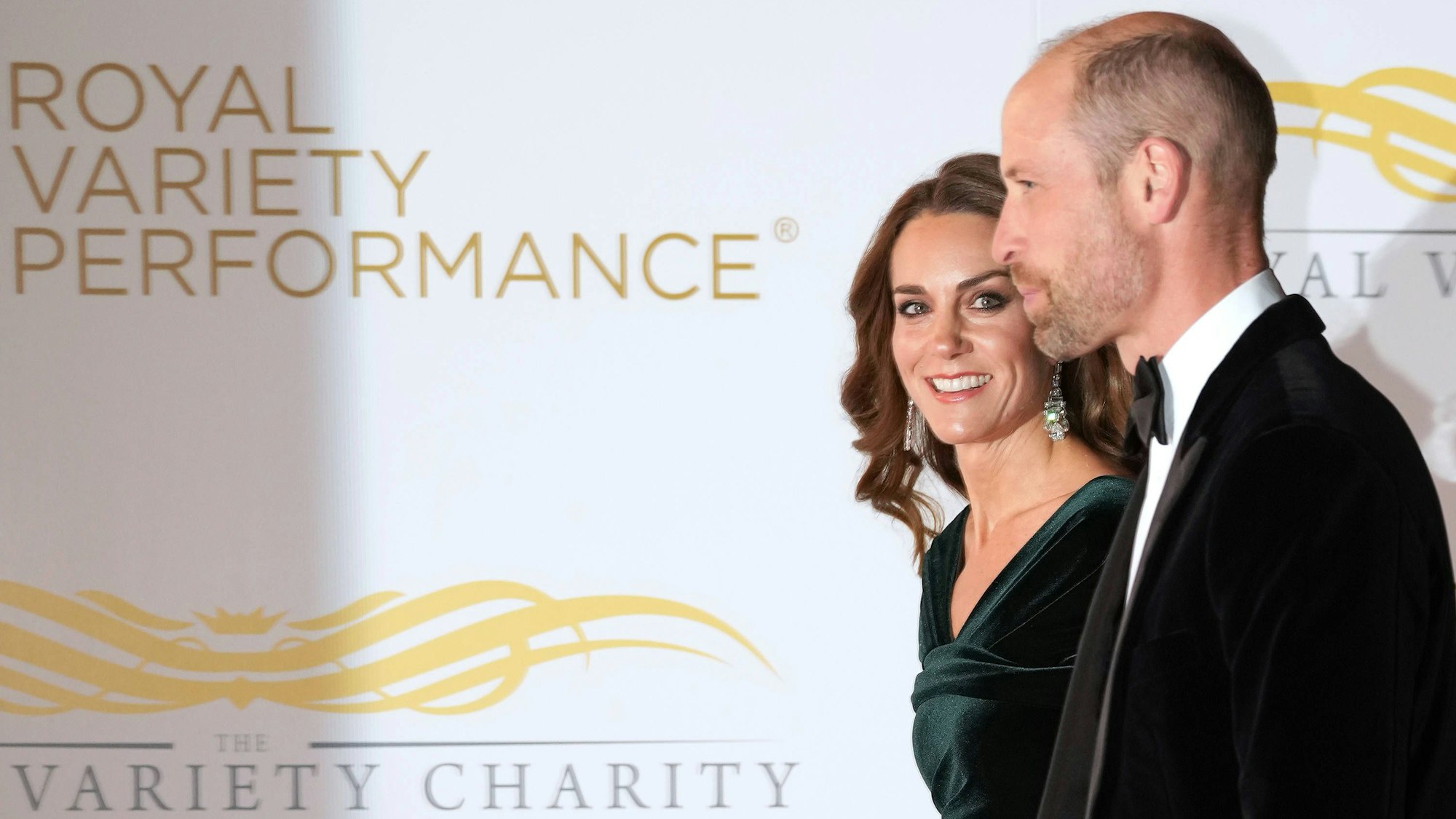 Prinzessin Kate und Prinz William lächeln bei der Royal Variety Performance.