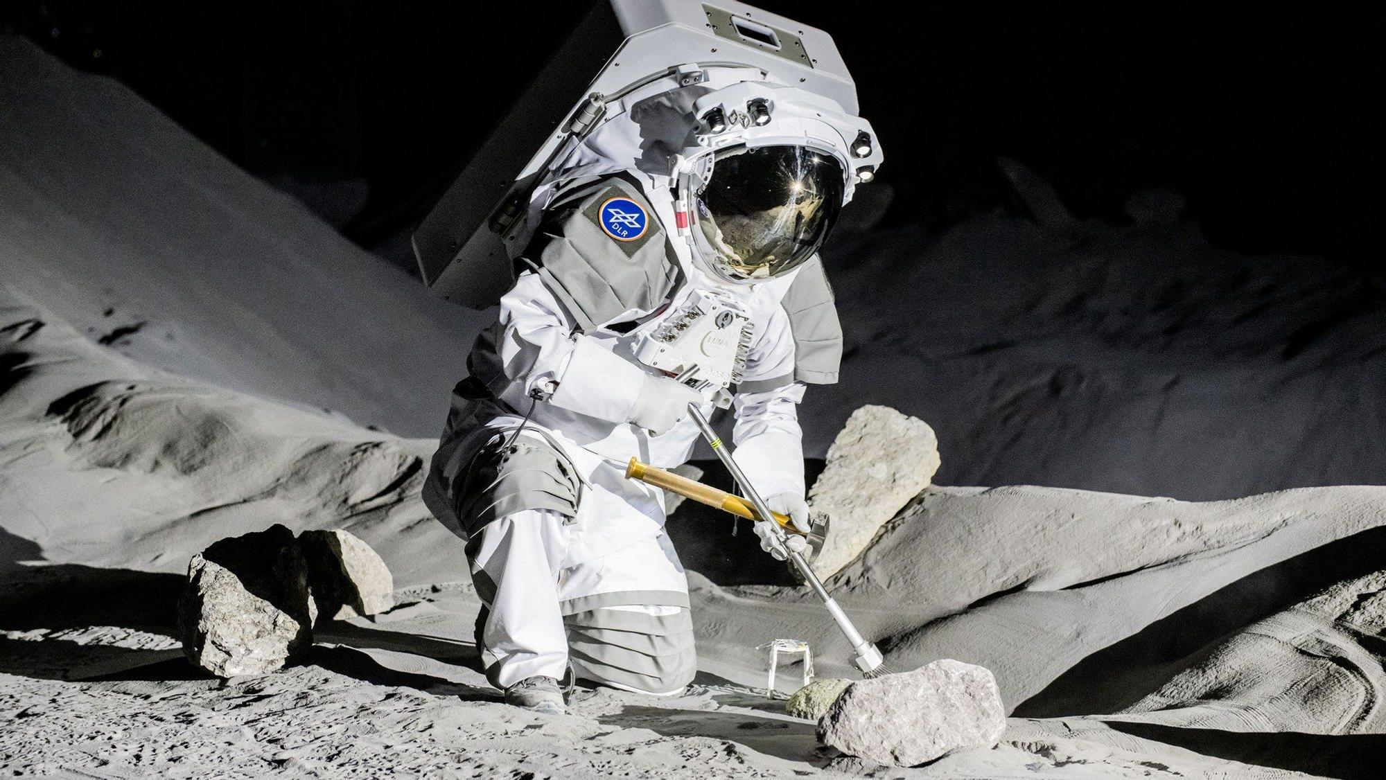 Eine Simulation: ein Astronaut untersucht Mondgestein.