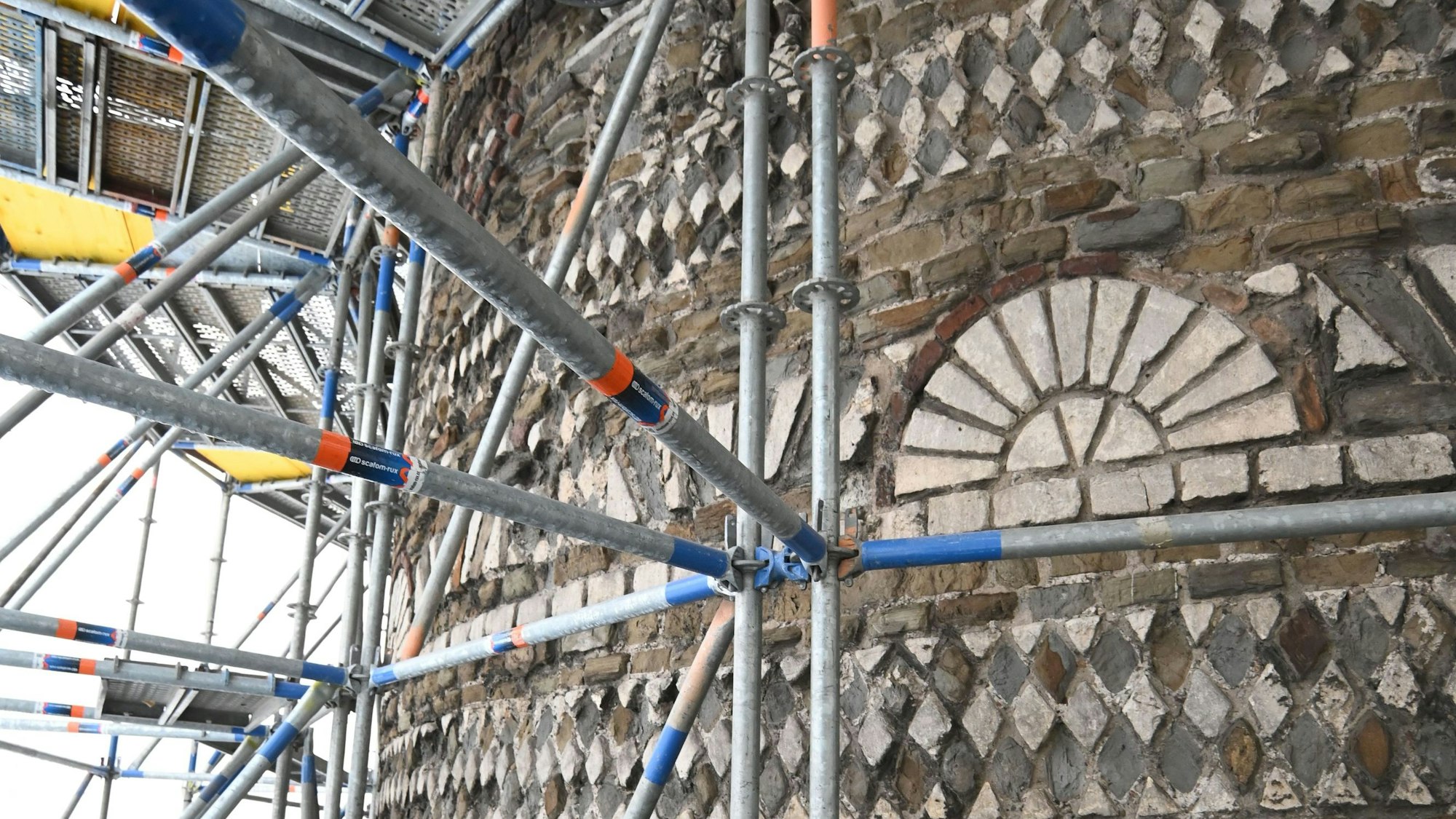 Der Römerturm in Köln wird restauriert.