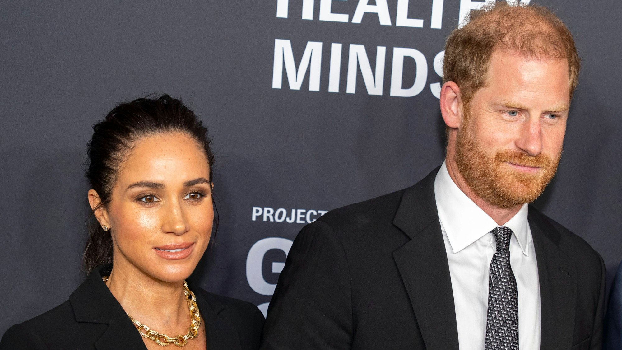 Die Herzogin von Sussex und Prinz Harry vor einem „HEALTHY MINDS“-Banner.