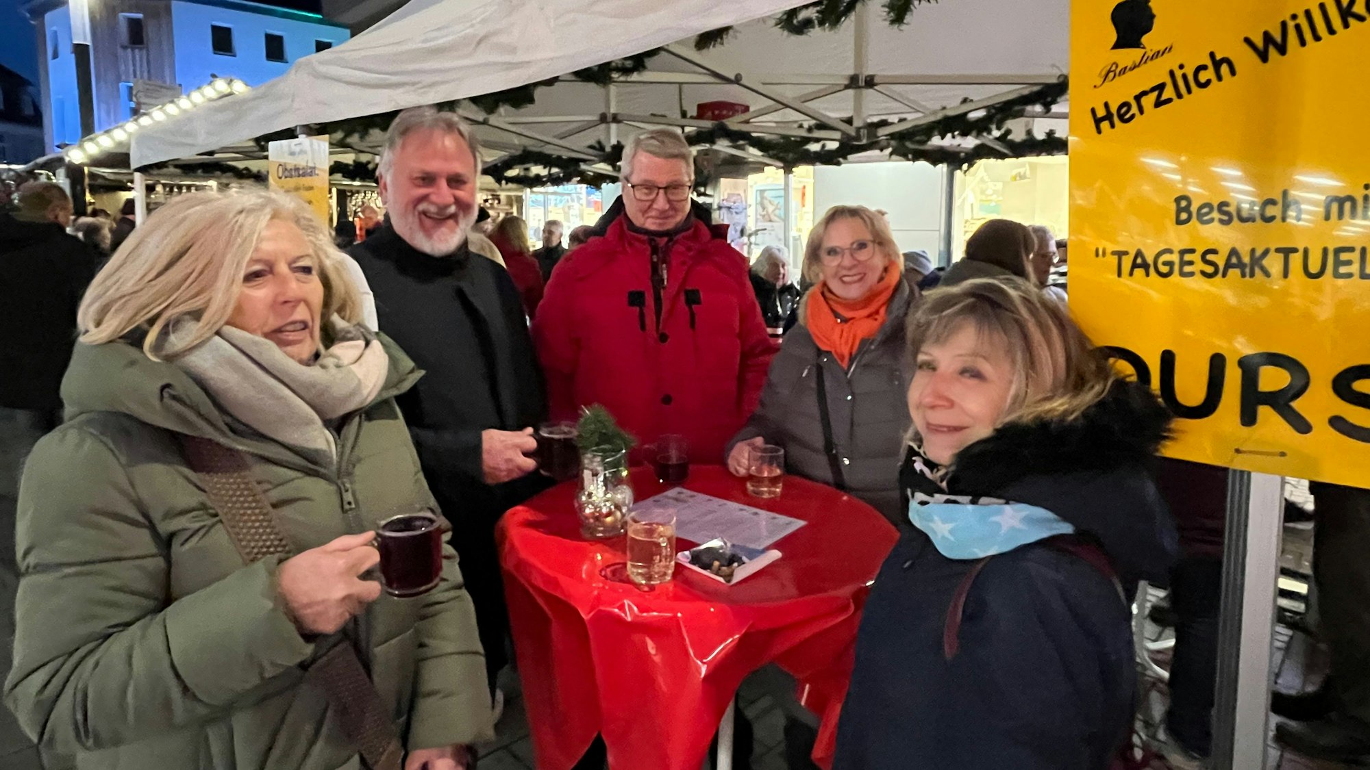 Dieser Freundesgruppe schmeckt der Glühwein schon