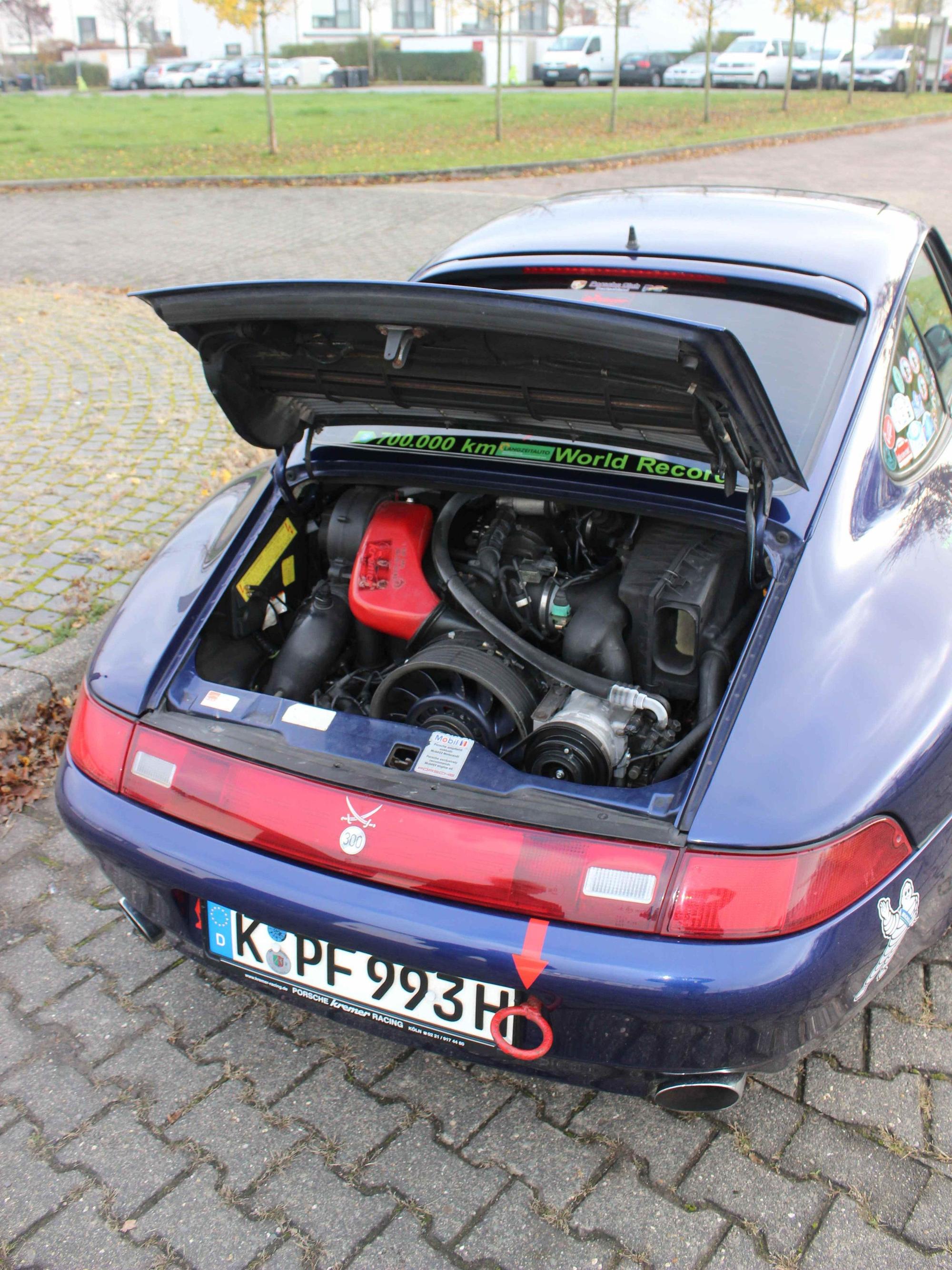 Blick auf den Motorraum eines Porsches Carrera 911 GT