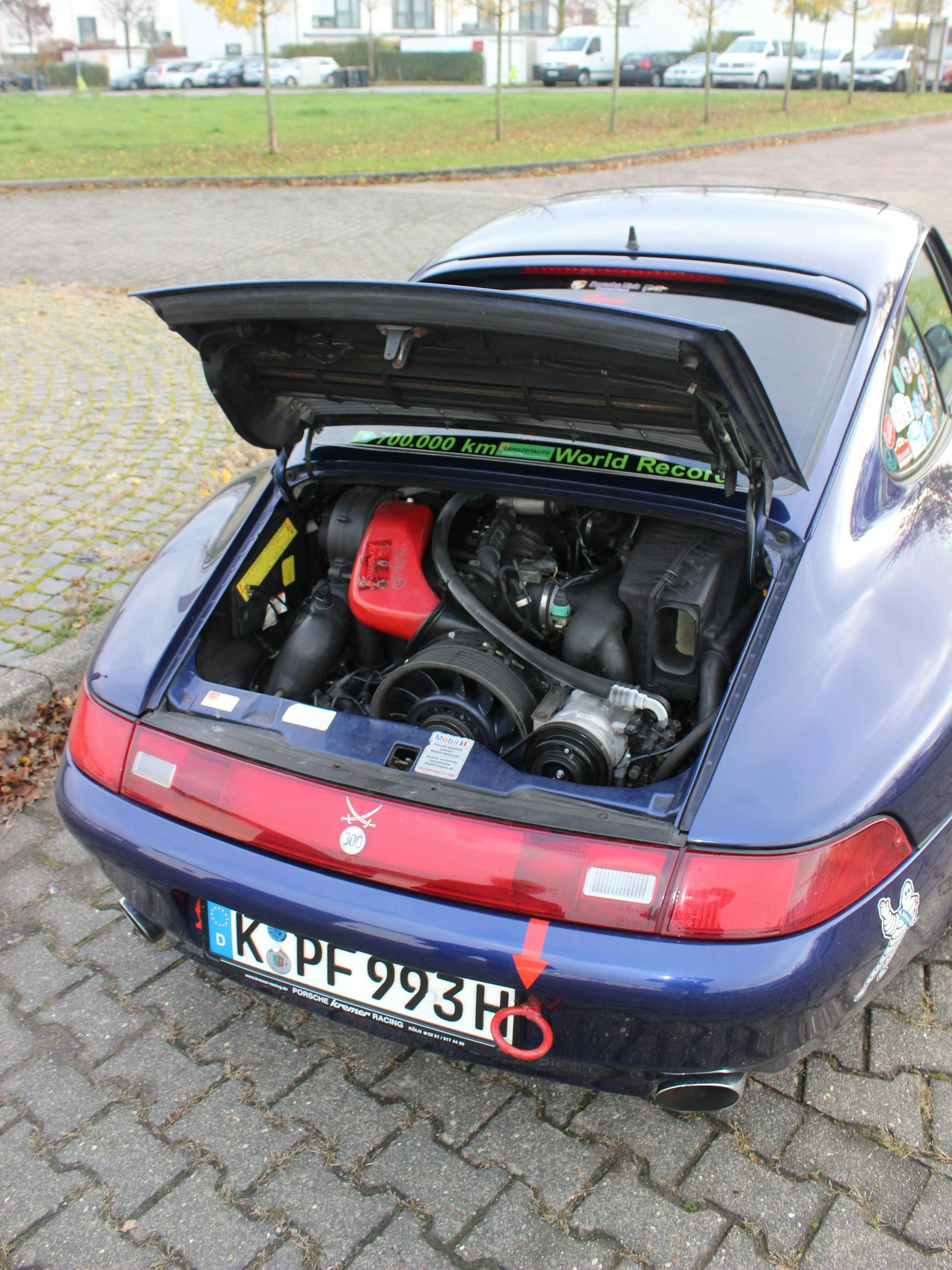 Blick auf den Motorraum eines Porsches Carrera 911 GT