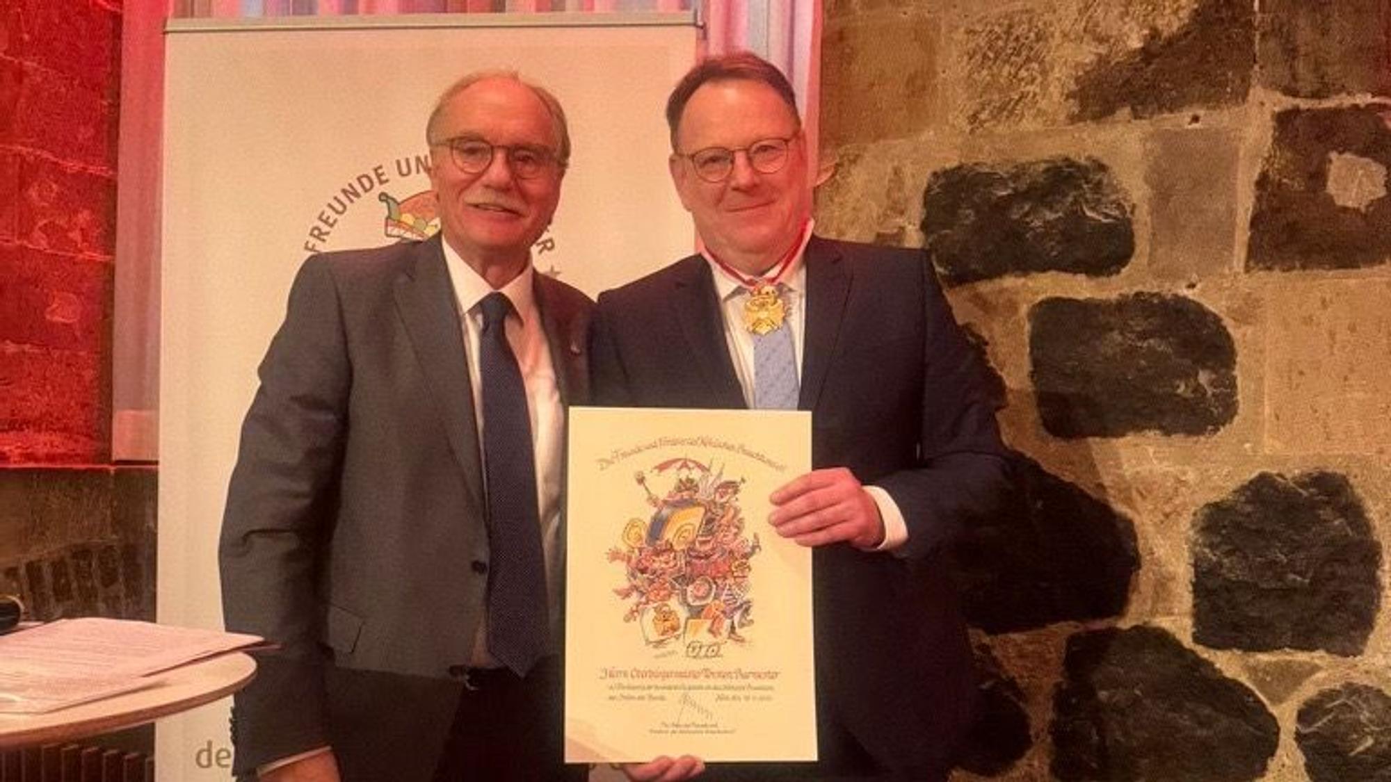 OB Burmester (rechts) erhält den Bürgerorden von Bernhard Conin.