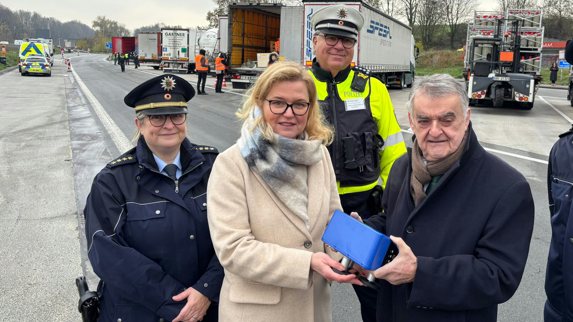 NRW-Innenminister Herbert Reul (rechts) übergibt ein DSRC-Gerät an die Düsseldorfer Polizeipräsidentin Miram Brauns.