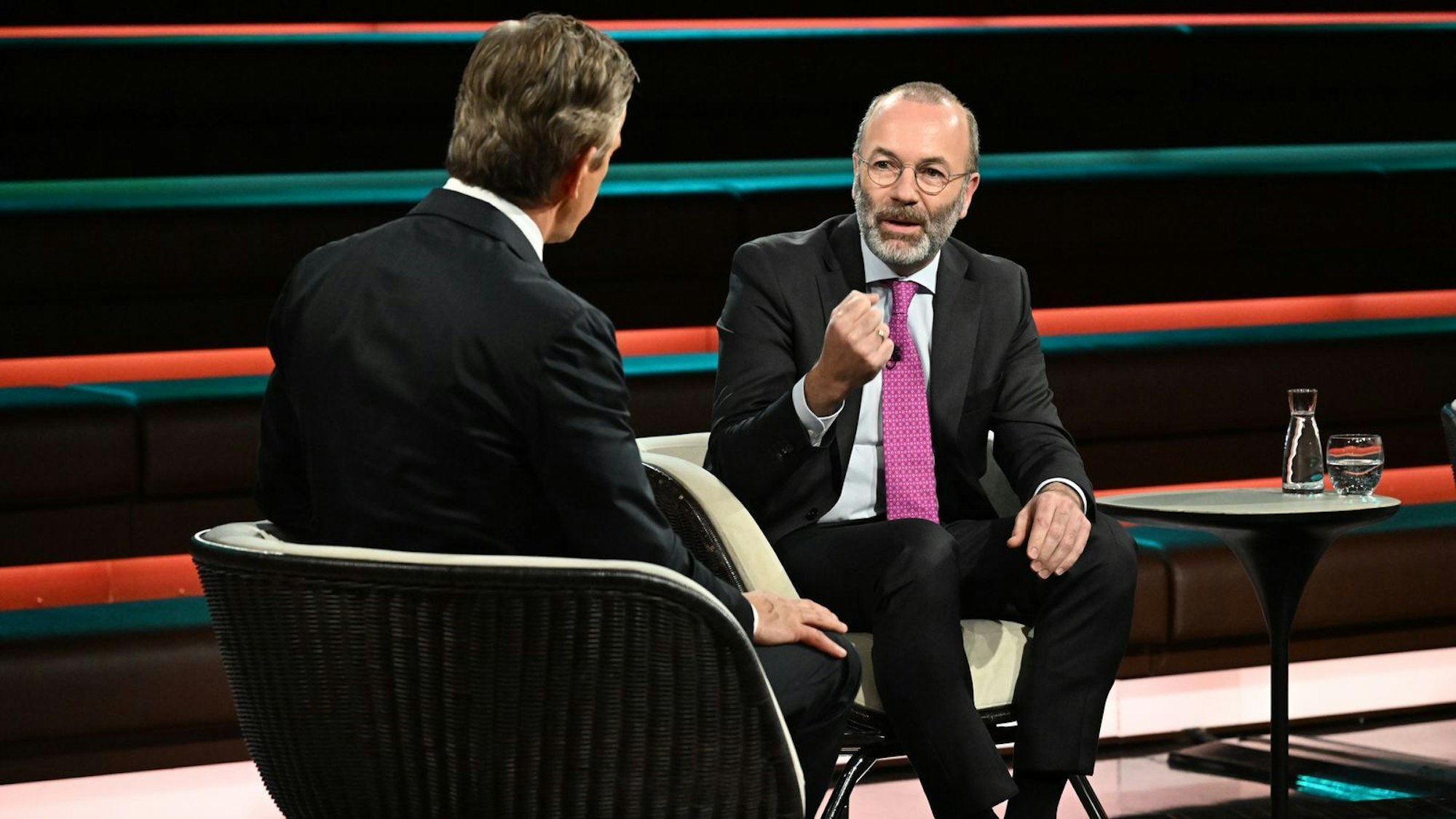 Der EVP-Vorsitzende Manfred Weber erläuterte im Gespräch mit Markus Lanz, dass die Brandmauer weiterhin stehe. (Bild: Cornelia Lehmann, ZDF)