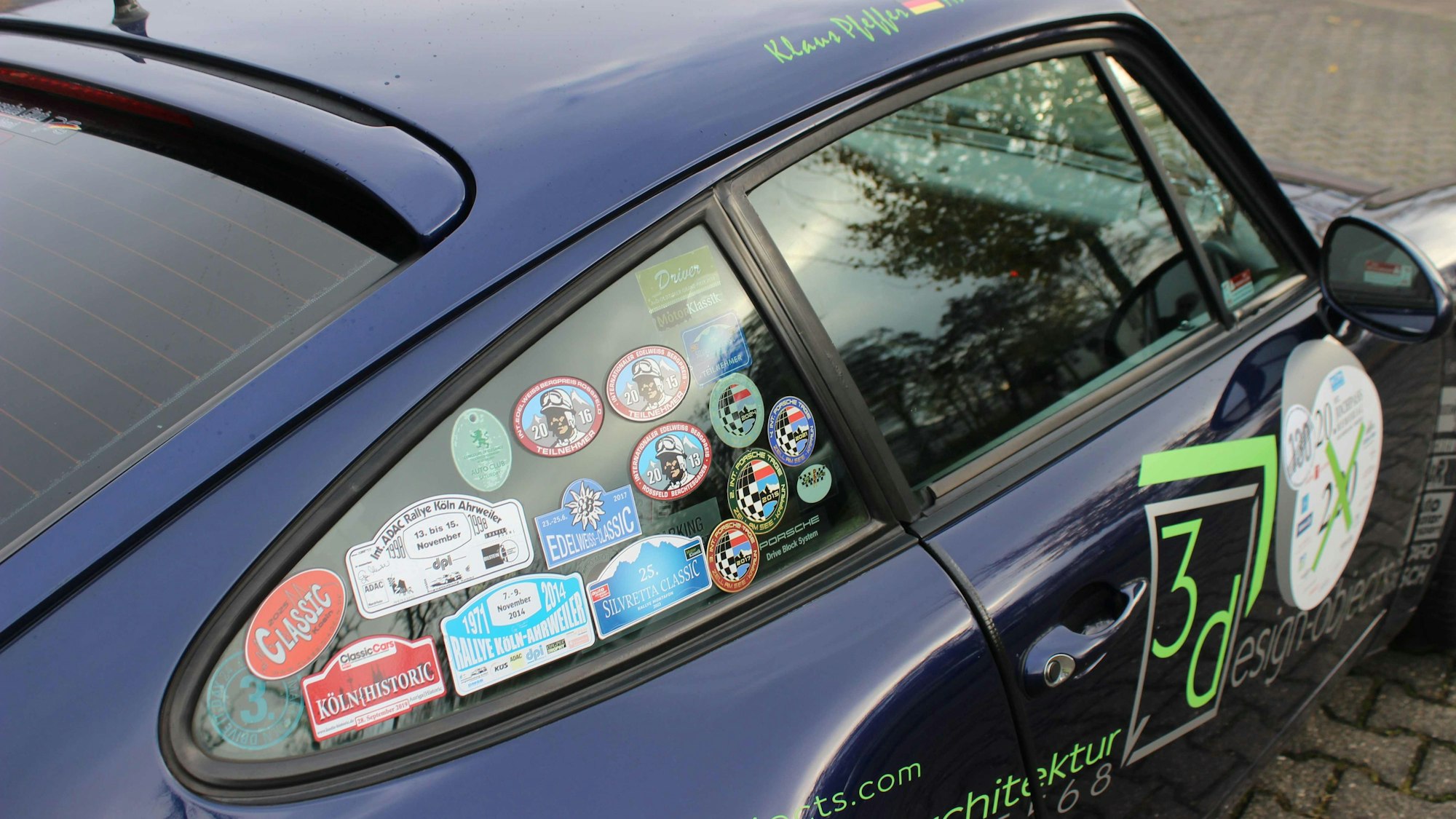 Aufkleber auf dem Porsche von Klaus Jürgen Pfeffer