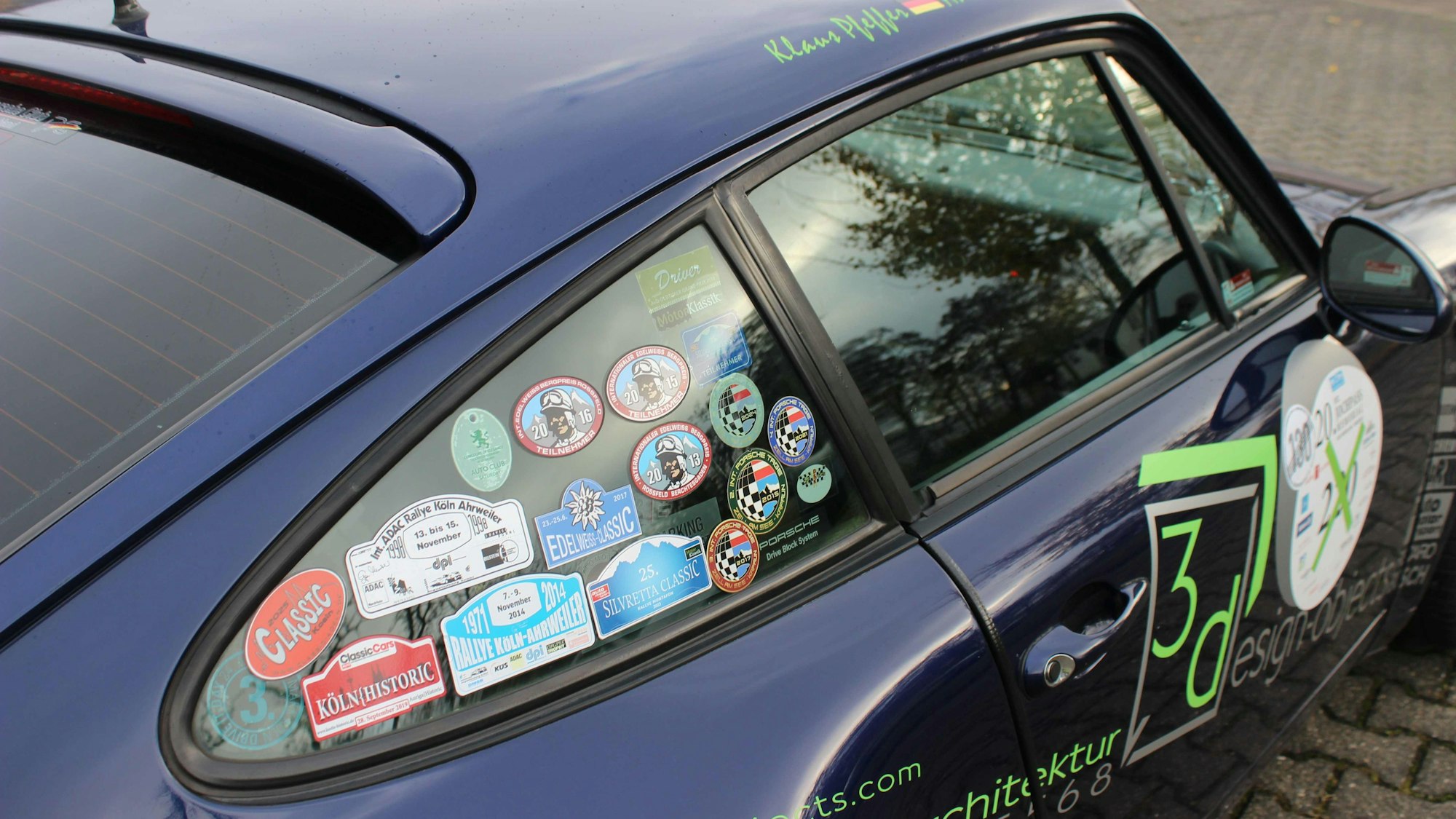 Aufkleber auf dem Porsche von Klaus Jürgen Pfeffer