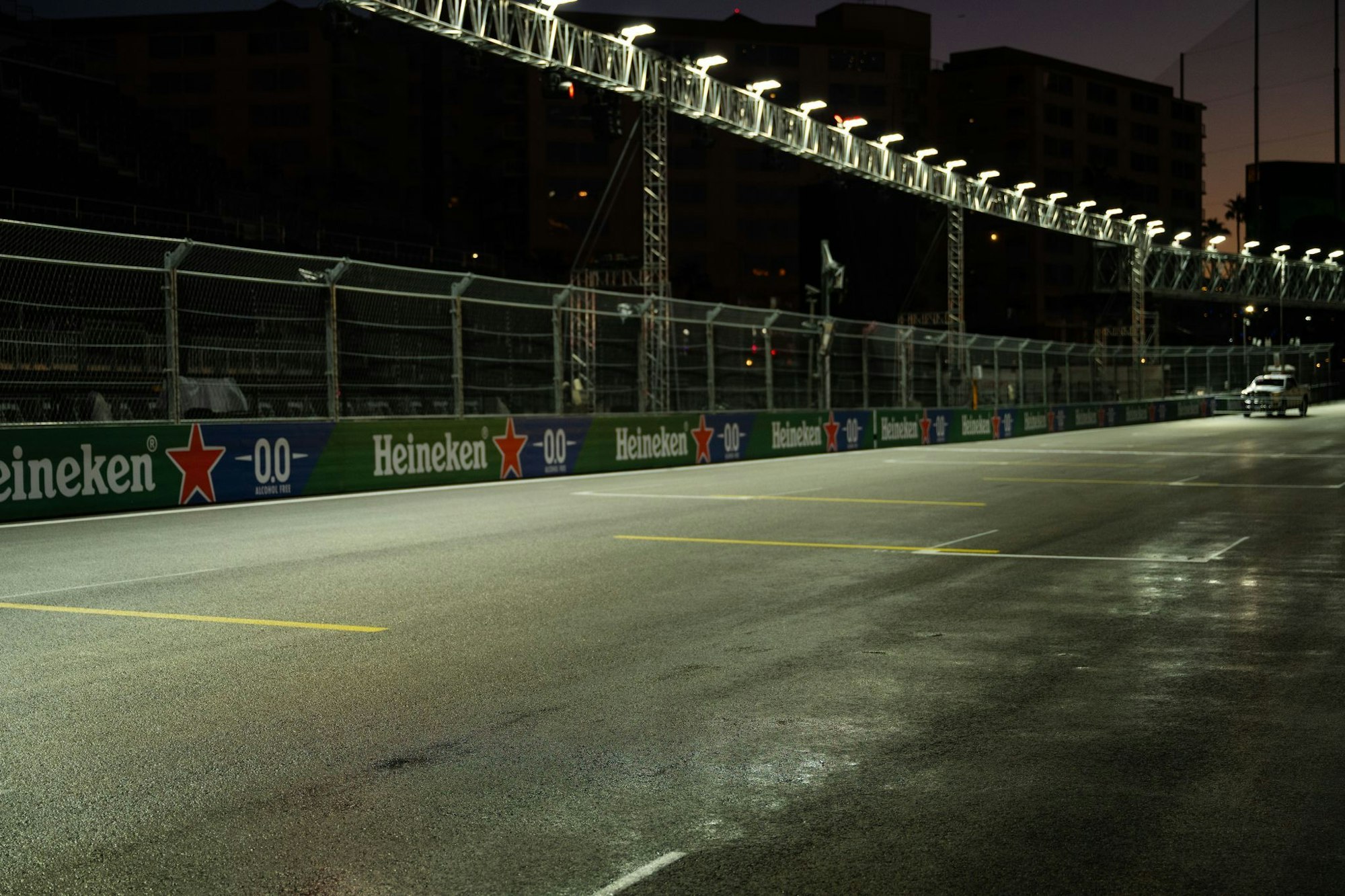 Die Strecke hat ohnehin schon wenig Grip, Regen würde die Umstände verschärfen.