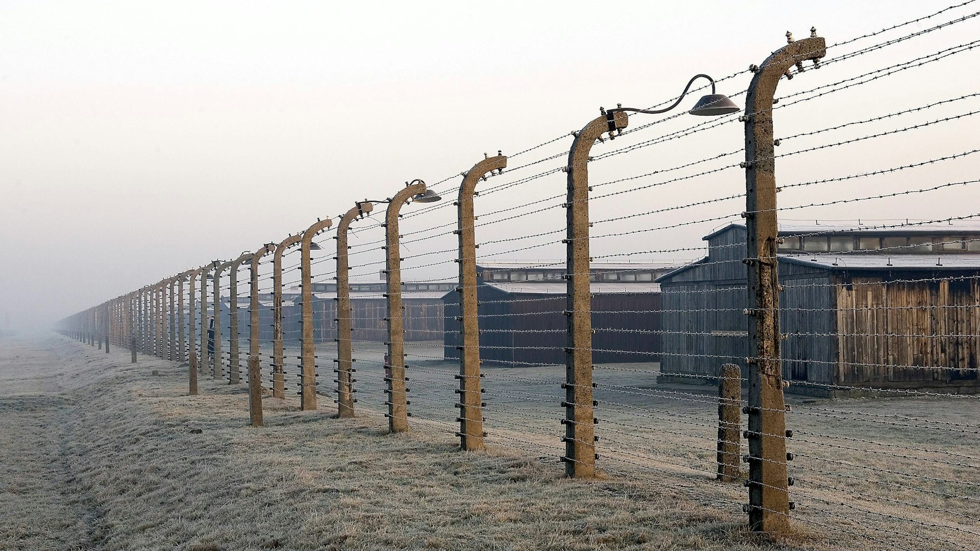 Das Bild zeigt Häftlingsbaracken des ehemaligen Konzentrationslagers Auschwitz-Birkenau. Foto: imago/Mario Kühn