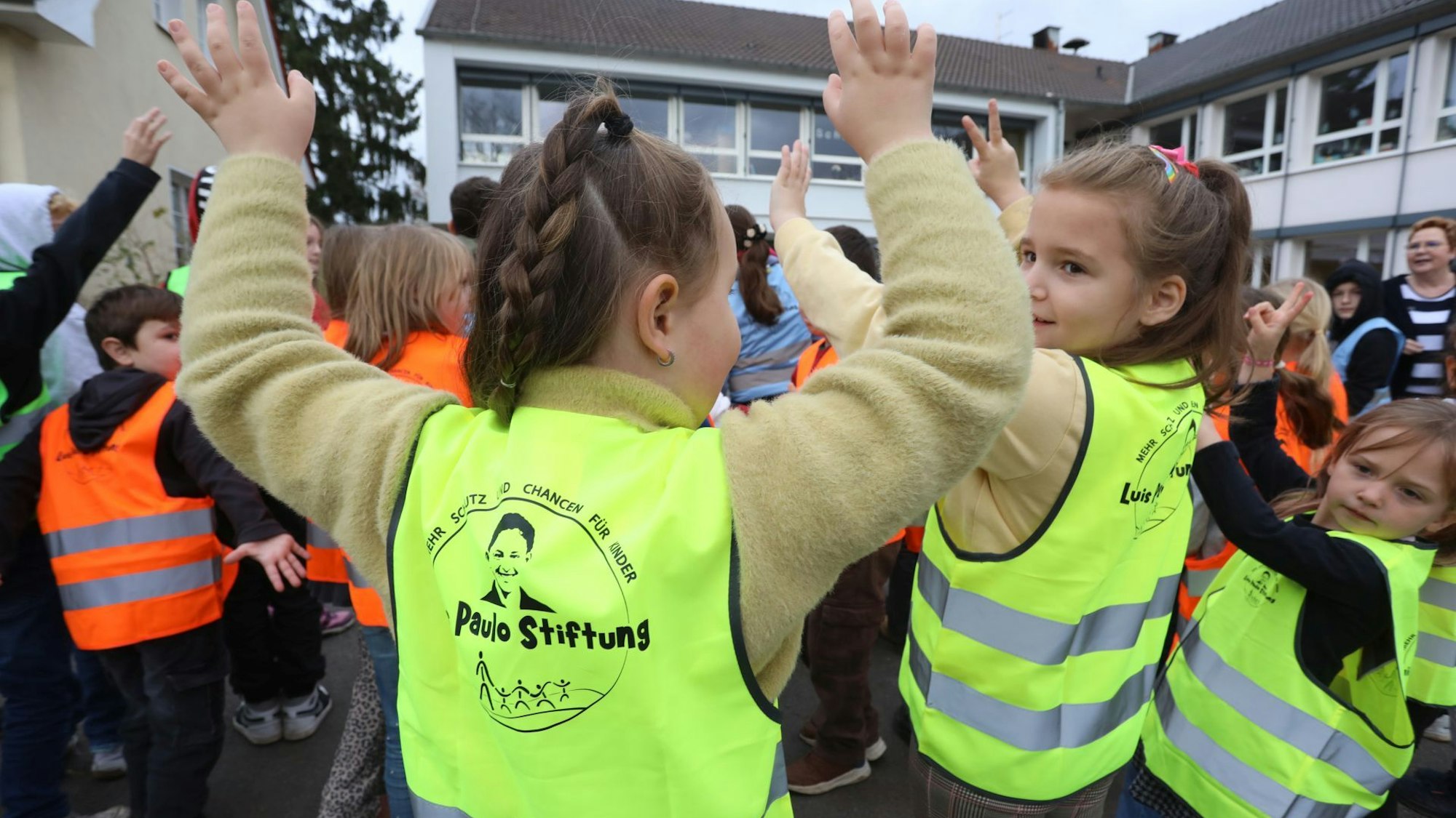 Zu sehen sind Kinder, die Warnwesten tragen.