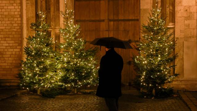 16.12.2024, Köln: Weihnachtsbeleuchtung, Winterbeleuchtung in Köln.
Blick in die Kölner Altstadt am Eingang von Groß St. Martin.
copyright Michael Bause