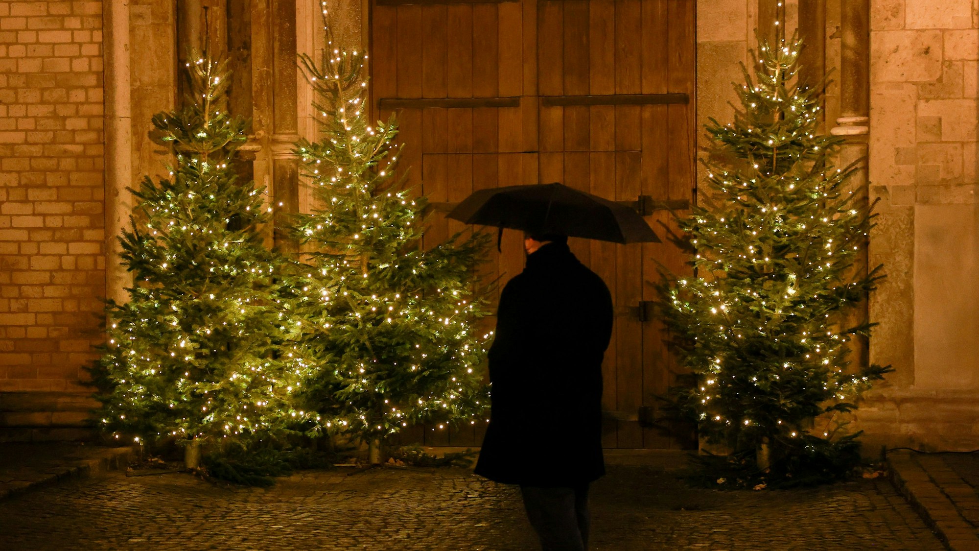 16.12.2024, Köln: Weihnachtsbeleuchtung, Winterbeleuchtung in Köln.
Blick in die Kölner Altstadt am Eingang von Groß St. Martin.
copyright Michael Bause