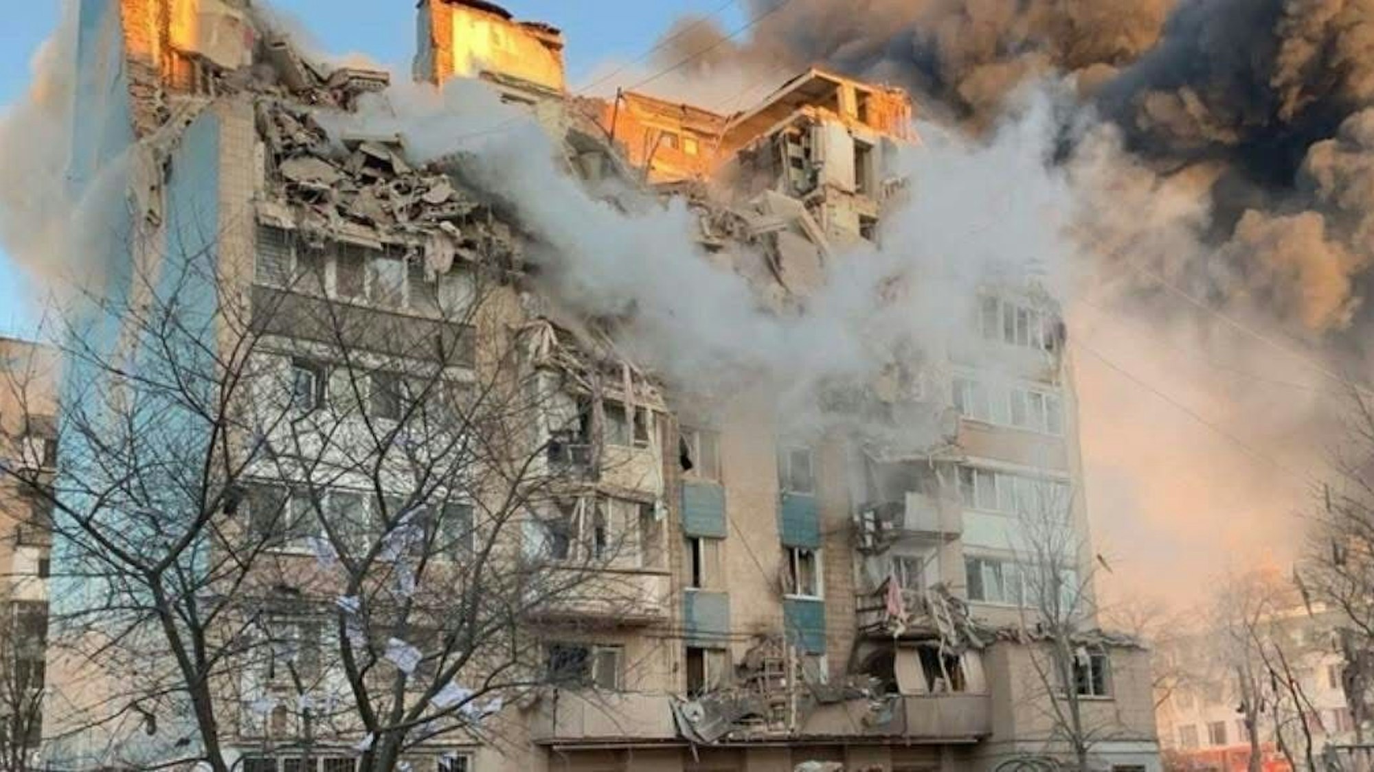 Zu sehen ist ein zerbombtes Haus in der westukrainischen Stadt Ternopil.