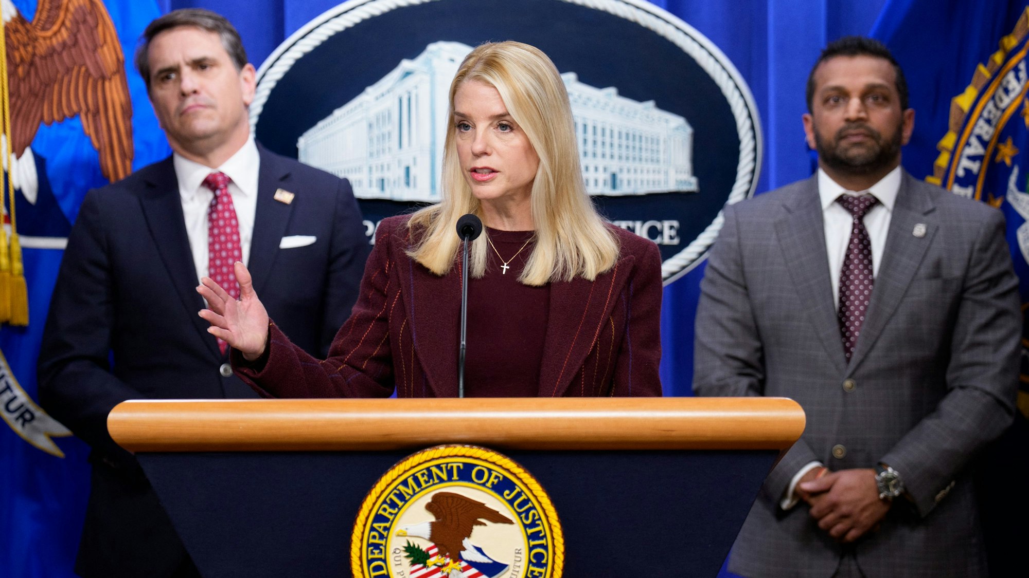 US-Justizministerin Pam Bondi spricht in Washington an der Seite von Vize-Justizminister Todd Blanche und FBI-Direktor Kash Patel über die Anklage gegen den früheren Snowboard-Profi Ryan Wedding.