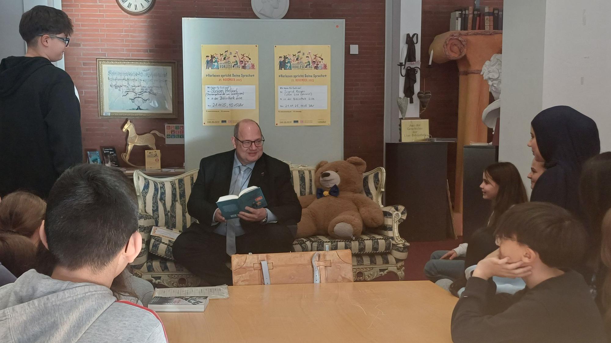 Stefan Hebbel liest in der Schulbibliothek des Lise-Meitner-Gymnasiums vor.