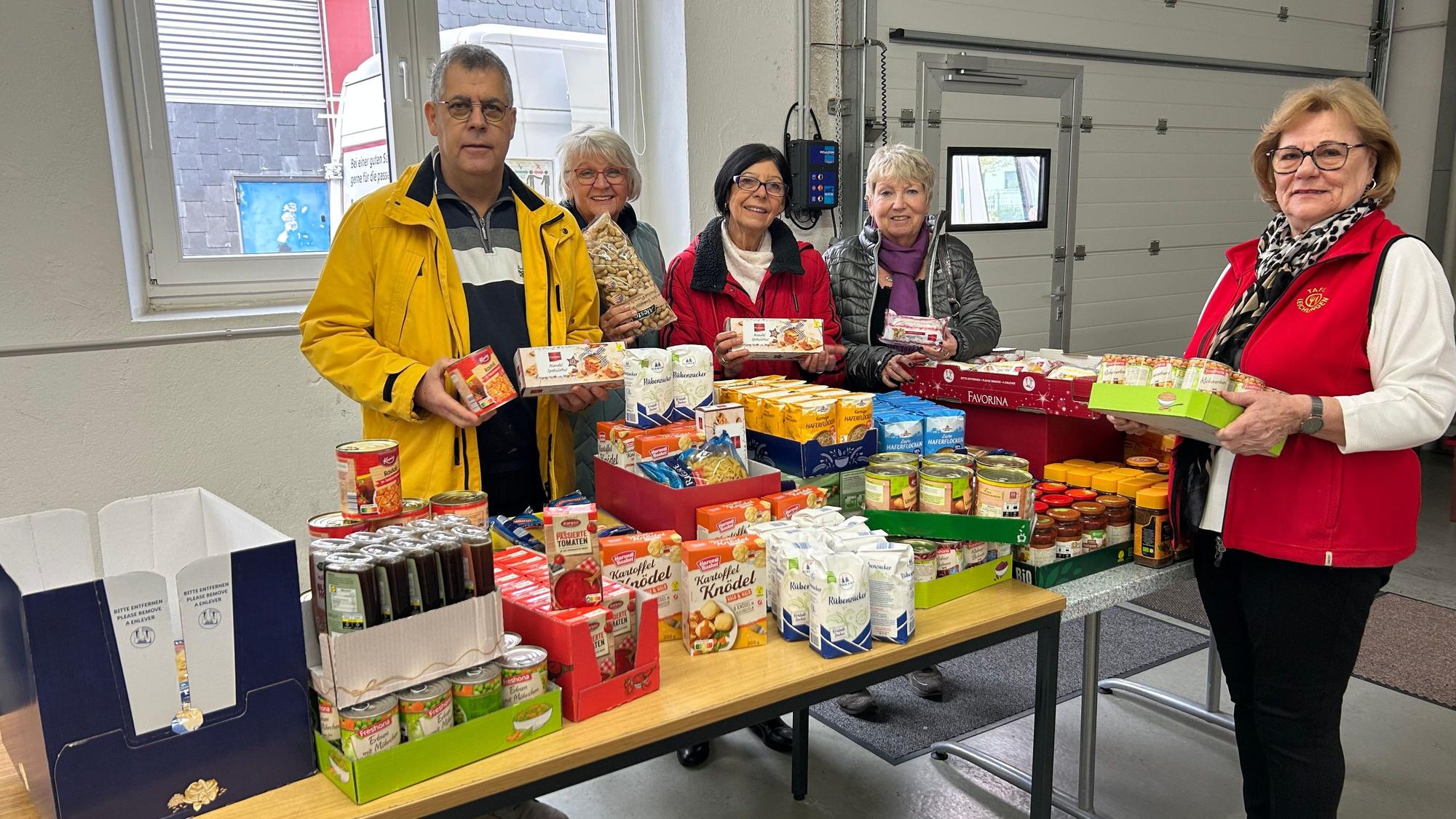 Die Übergabe der Spende der Bürgerstiftung an die Tafel.