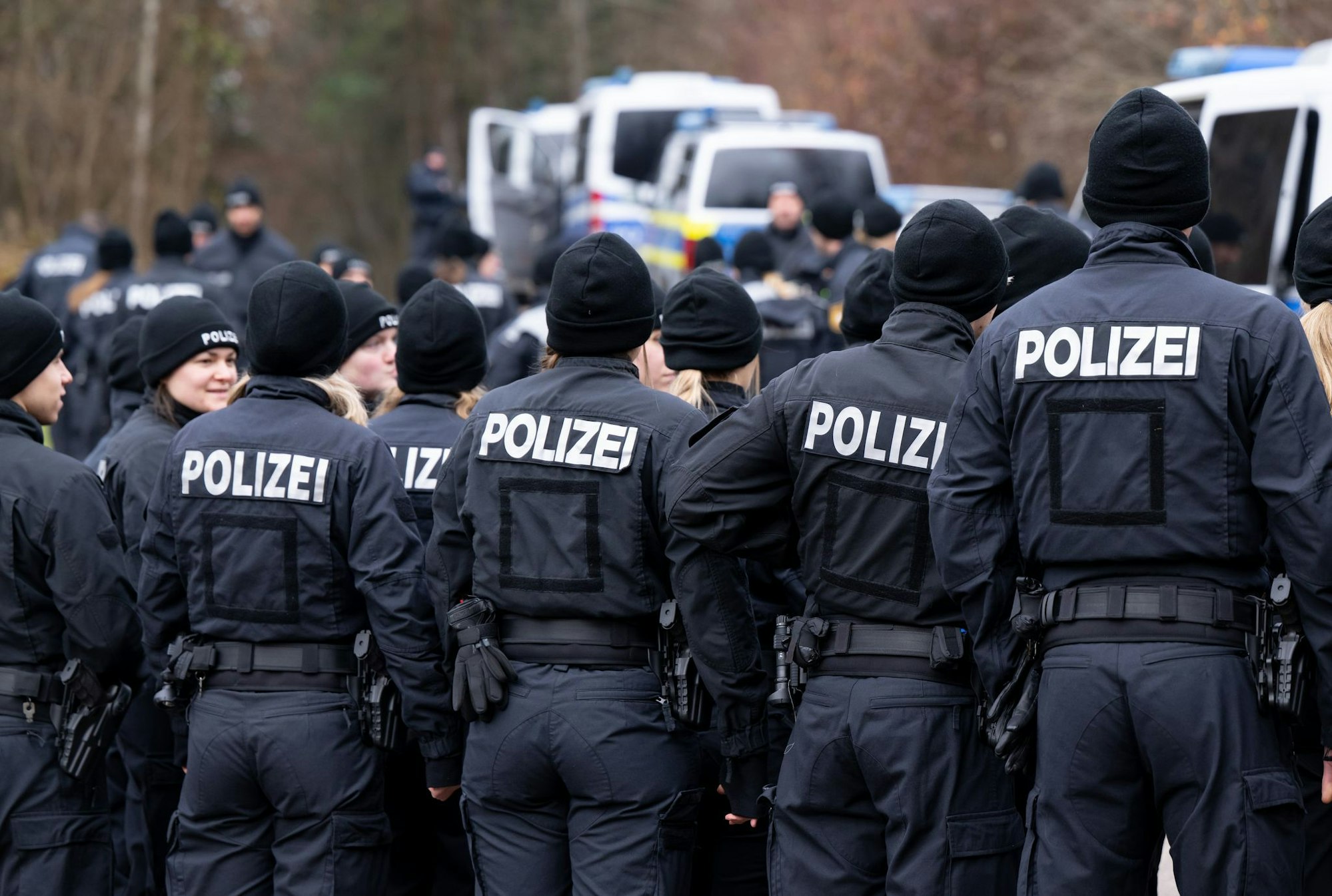 Bis zu 200 Polizisten durchkämmtem das Gebiet um den Leichen-Fundort.