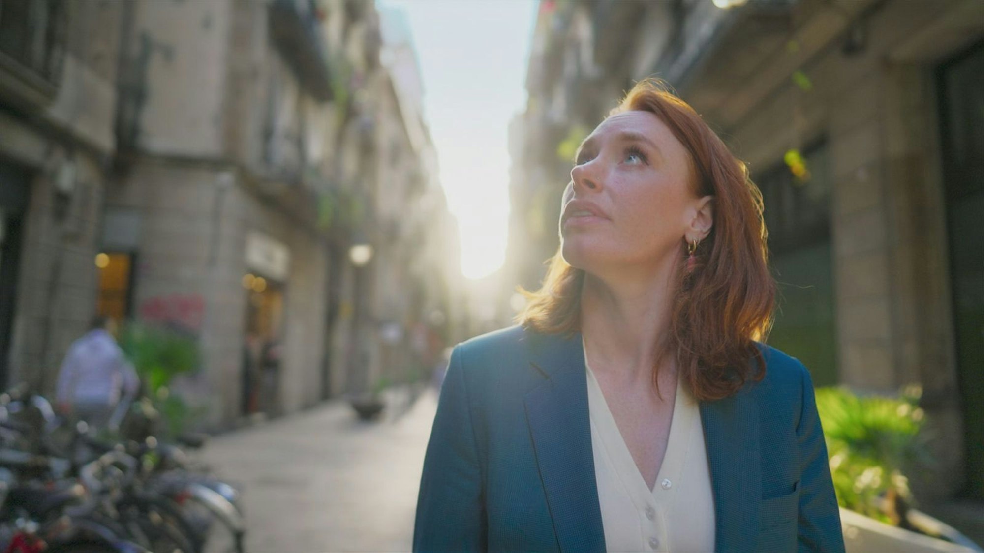 Hannah Fry ist fasziniert von der besonderen Stadtplanung in Barcelona. (Bild: Atomic Television)