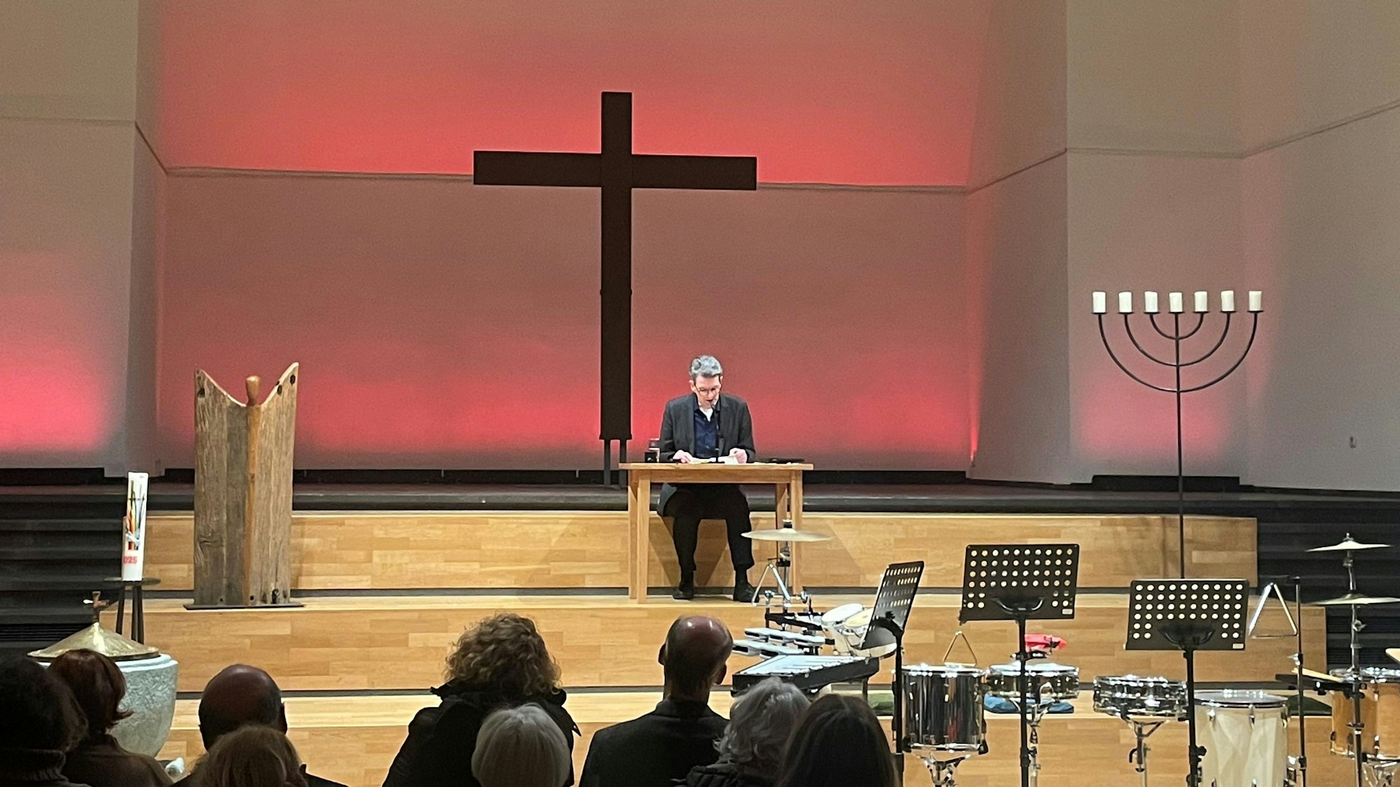 Detlev Prößdorf bei der Lesung zu „Liebe ist gewaltig“ in der Christuskirche.