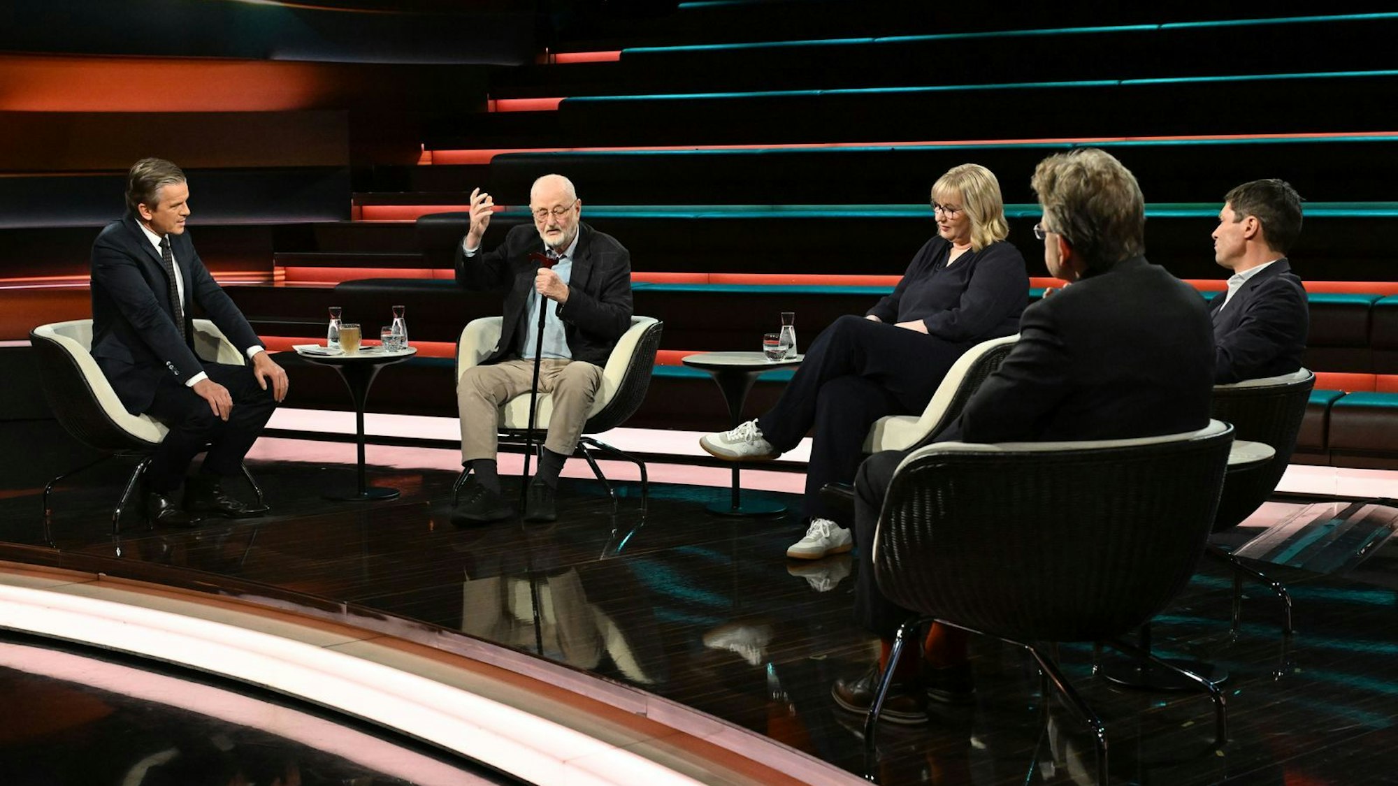 Anlässlich des 80.Jahrestages der Nürnberger Prozesse sprach Markus Lanz (links) mit seinen Gästen über die NS-Zeit und die Lehren aus ihr. (Bild: ZDF / Cornelia Lehmann)